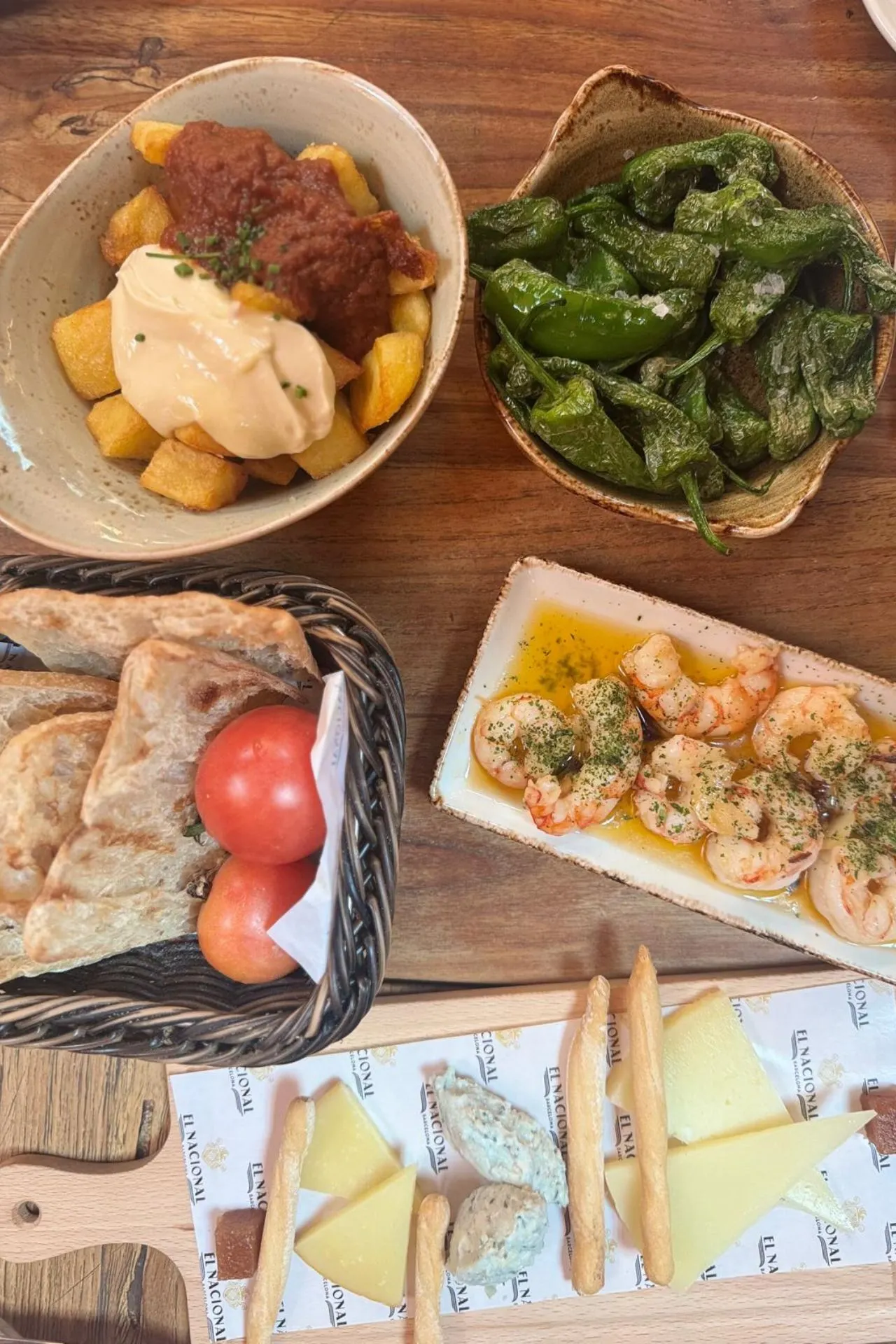 Spaanse tapas en gerechten tijdens een lunch in Barcelona tijdens een cruise met de Costa Toscana

