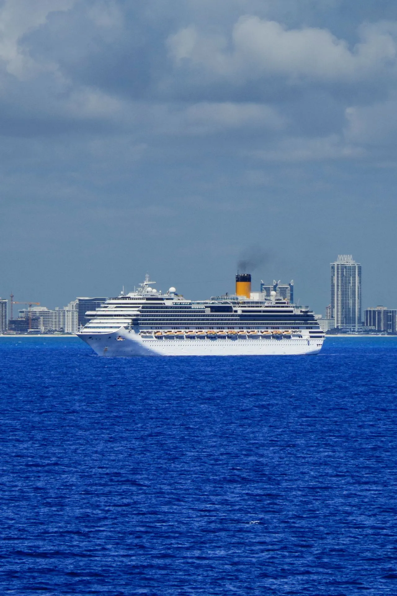 Costa Cruises, de grootste cruisemaatschappij van Europa, staat bekend om haar Italiaanse flair en gastvrijheid. Met een vloot van moderne schepen biedt Costa een breed scala aan bestemmingen en ervaringen, geschikt voor zowel gezinnen als koppels en soloreizigers.
