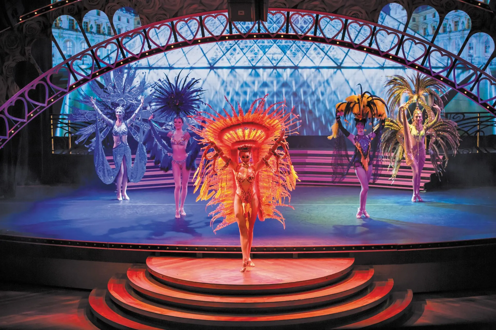 Avondentertainment en hoogwaardige shows aan boord van Regent Seven Seas Cruises. Ook het entertainment aan boord van Regent Seven Seas Cruises weerspiegelt het hoge luxe­niveau. Stijlvolle avondshows en intieme voorstellingen zorgen voor ontspanning zonder massaal te zijn, perfect passend bij de rustige en exclusieve sfeer aan boord.
