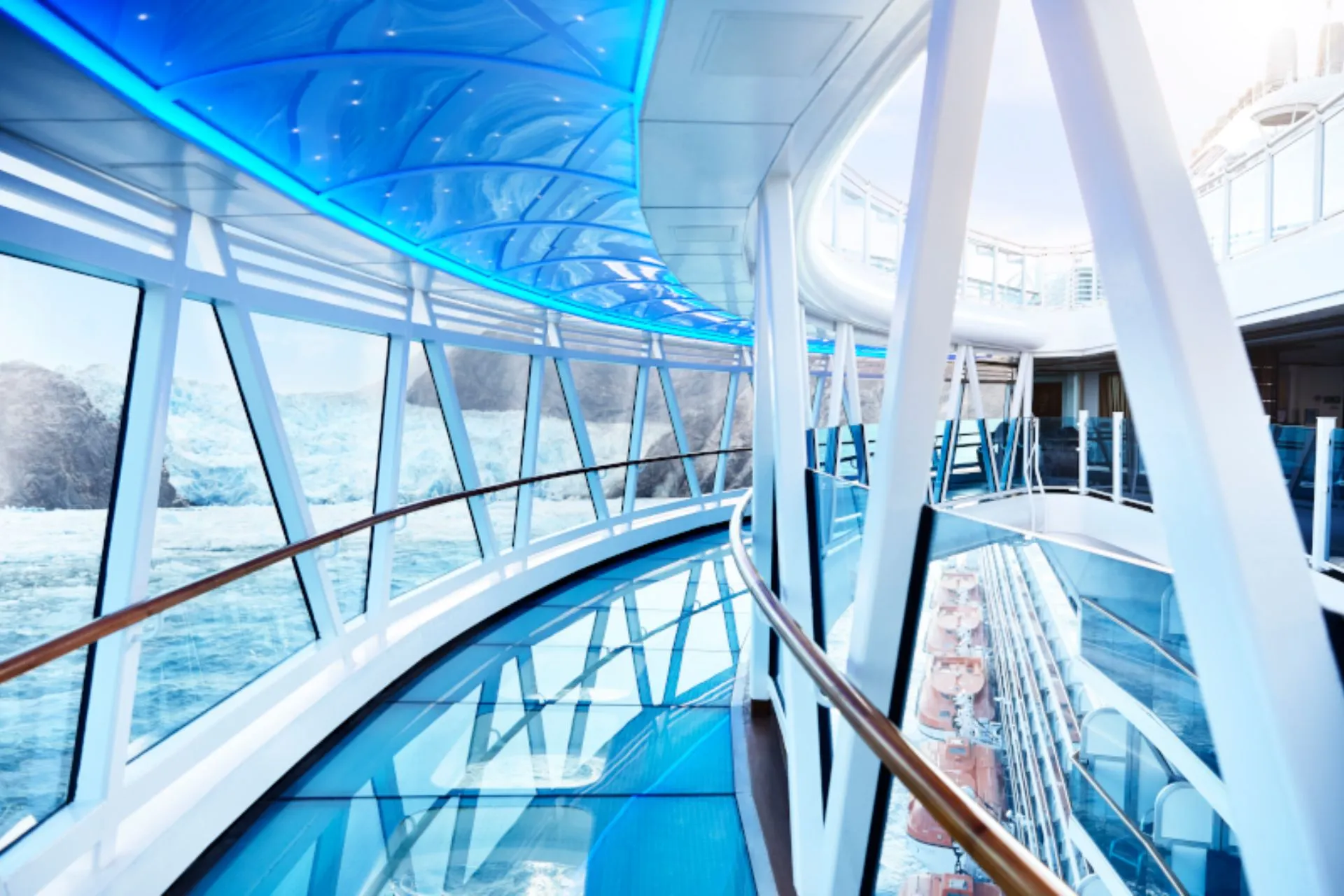 Innovatieve faciliteiten zoals de glazen promenade aan boord van Princess Cruises zorgen voor een unieke cruise‑ervaring. Terwijl de zee onder je voorbij glijdt, geniet je van comfort, ruimte en prachtig uitzicht.
