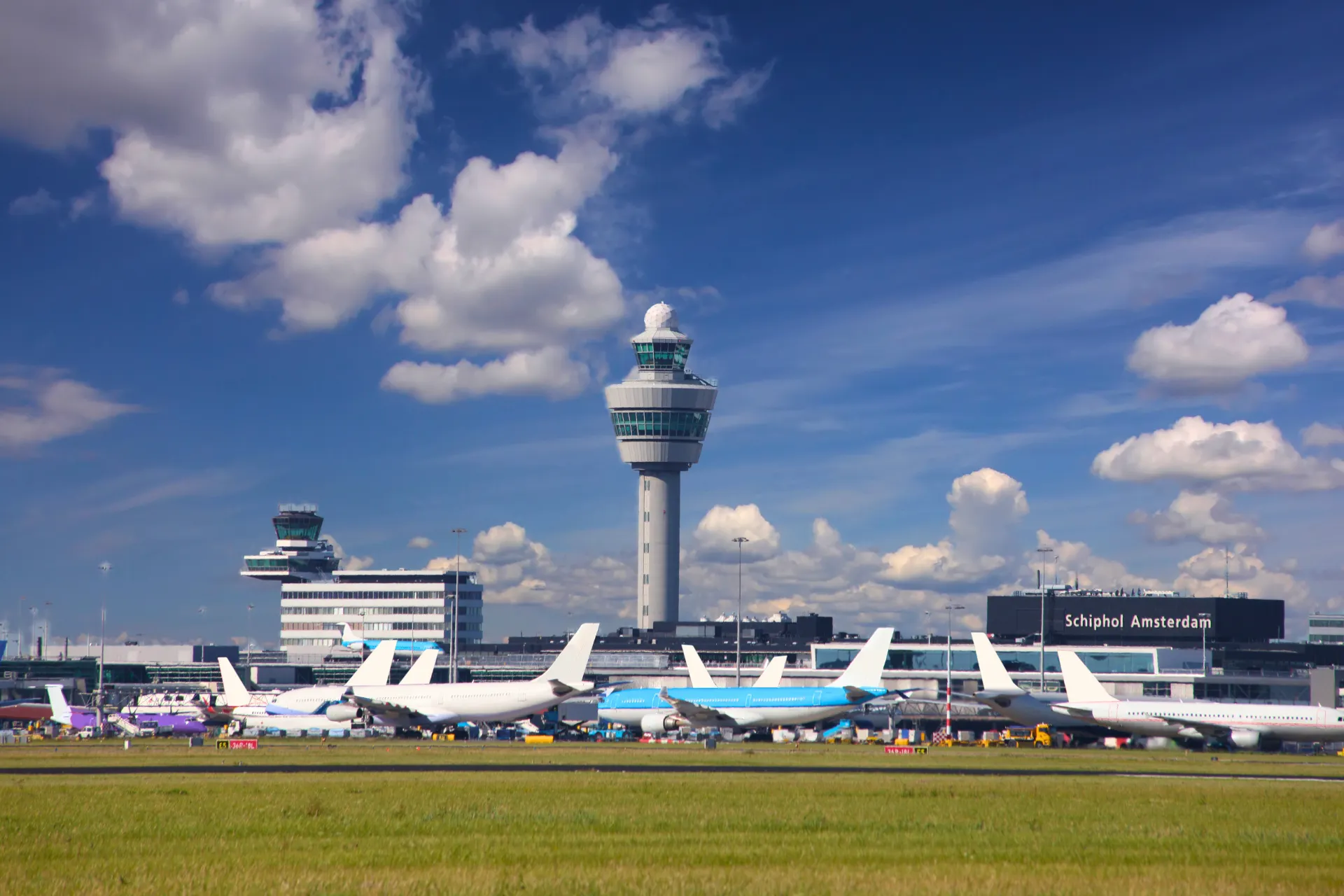 De landingsbaan van Schiphol, waar dagelijks talloze vliegtuigen opstijgen en landen voor een vlotte vertrek vanaf Luchthaven Schiphol.