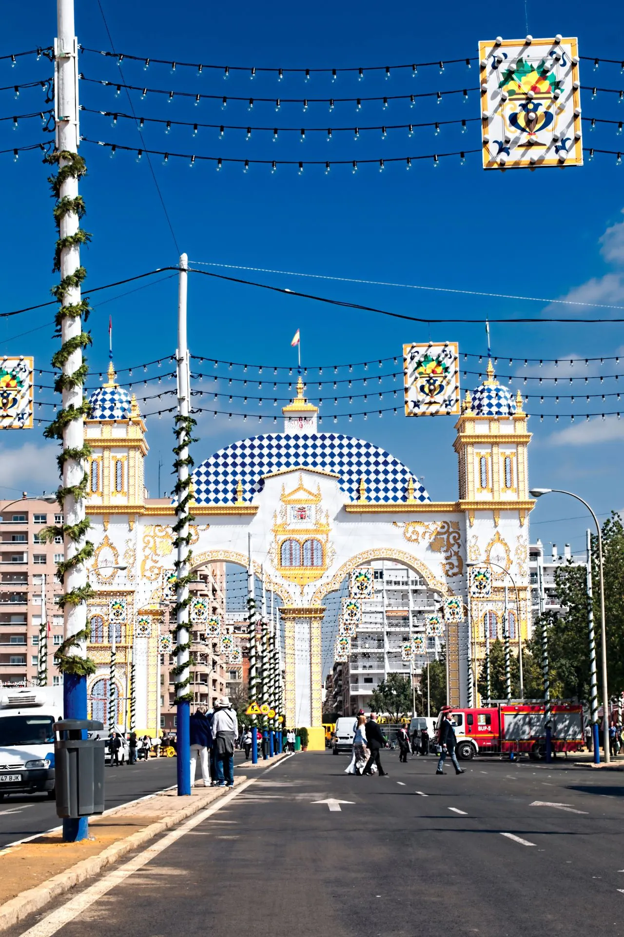 Ingang van de Feria de Abril in Sevilla met kleurrijke verlichting en poort
