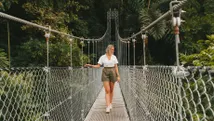 Rochelle Moes op een hangbrug in La Fortuna, Costa Rica.