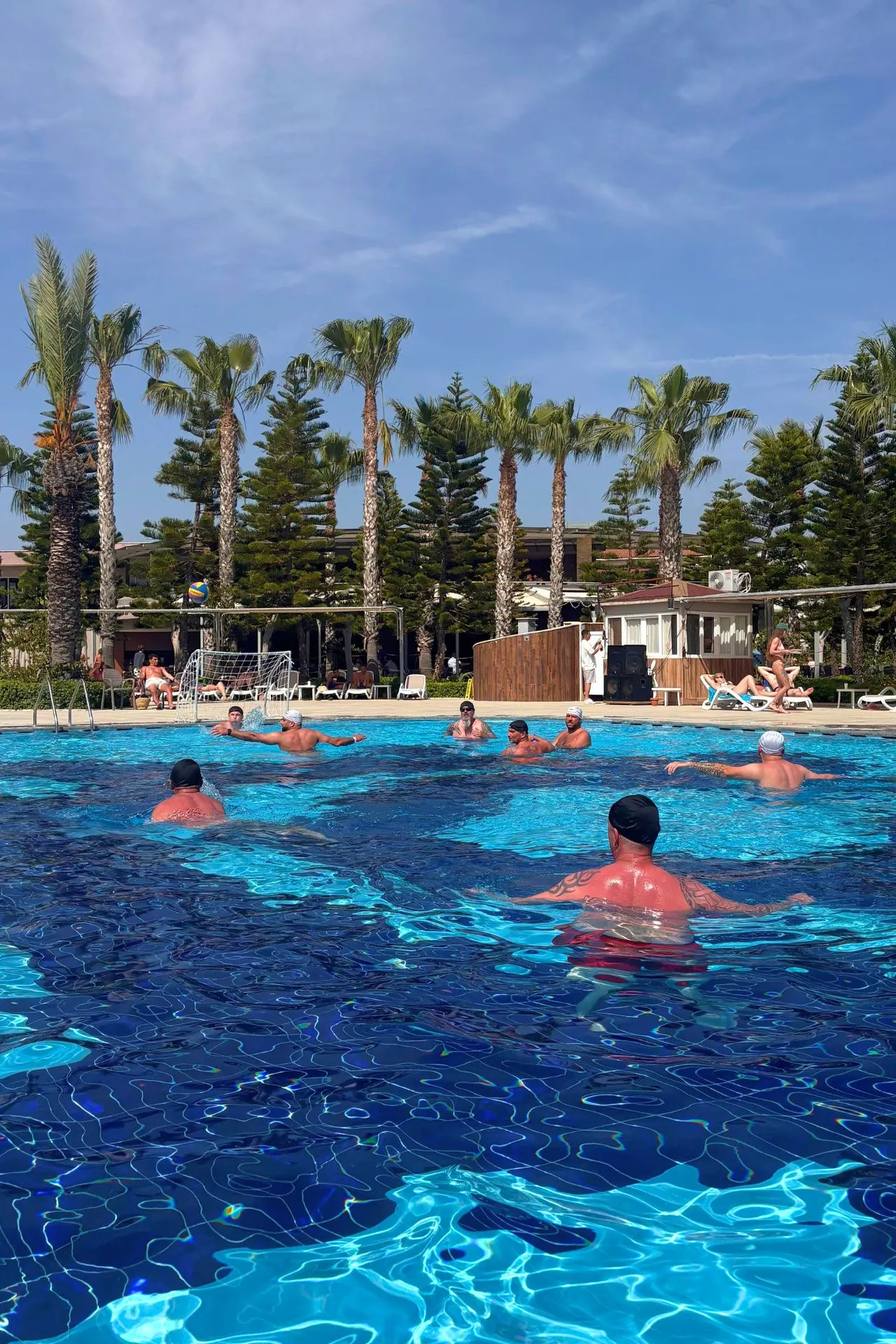 Gasten nemen deel aan een sportieve activiteit in het grote zwembad van Sunmelia Beach Resort in Kizilagac. Omringd door palmbomen, zonneterrassen en comfortabele ligbedden biedt het resort volop mogelijkheden voor ontspanning én actieve recreatie tijdens een all inclusive vakantie aan de Turkse Rivièra.
