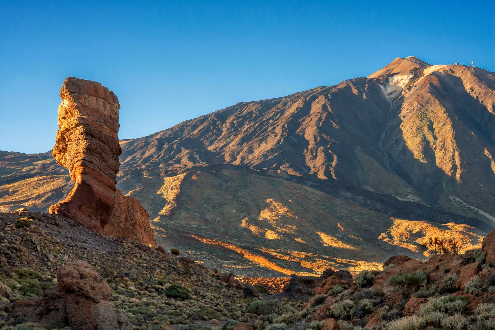 Rotsformaties en uitzicht op vulkaan El Teide tijdens een Tenerife vakantie – een van de mooiste plekken om te bezoeken op Tenerife.