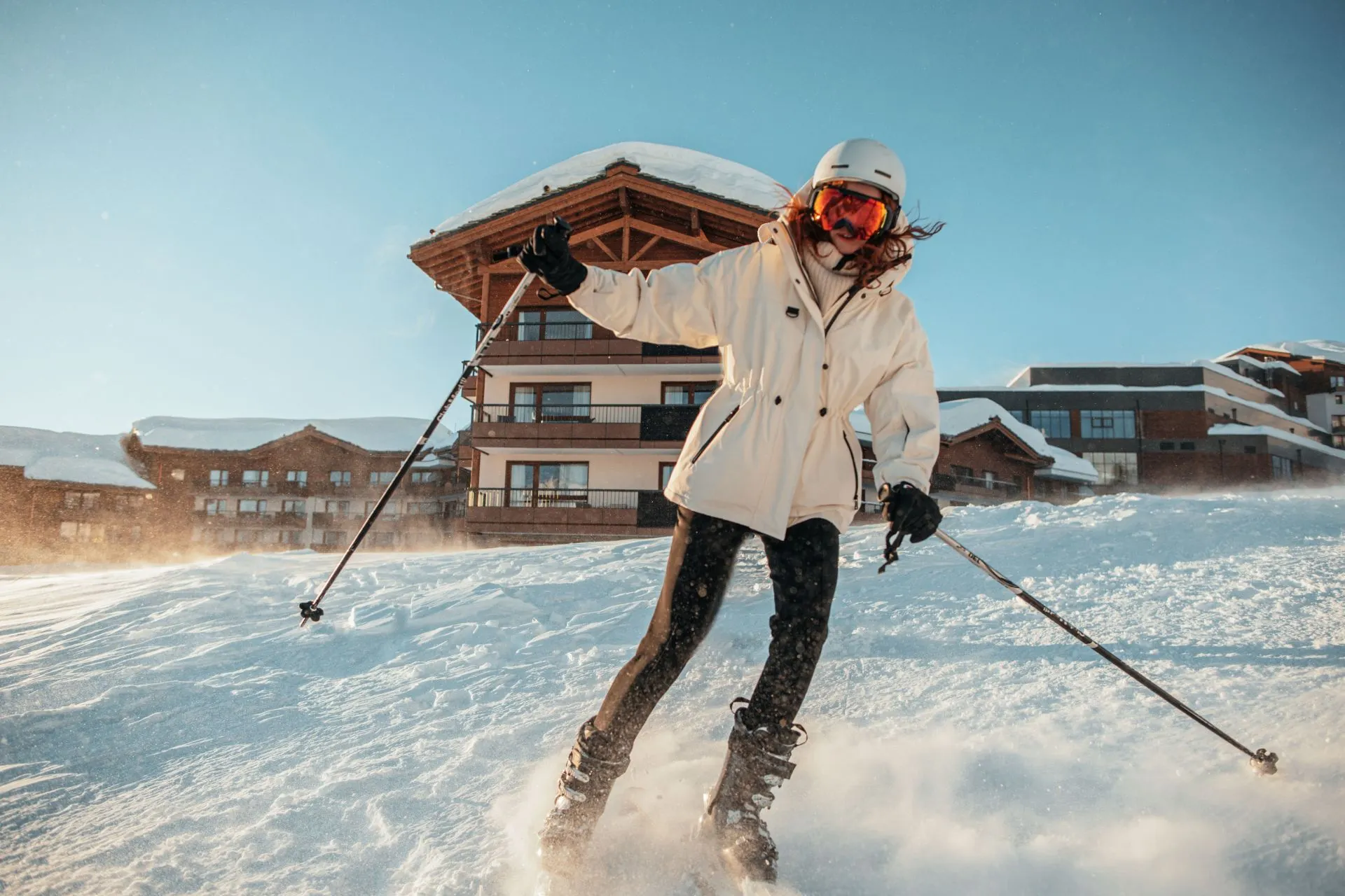 Actieve skivakantie bij Club Med in de Franse Alpen met skiën op perfect geprepareerde pistes en uitzicht op traditionele houten chalets. All-inclusive wintersport inclusief skipas, skilessen en après-ski entertainment