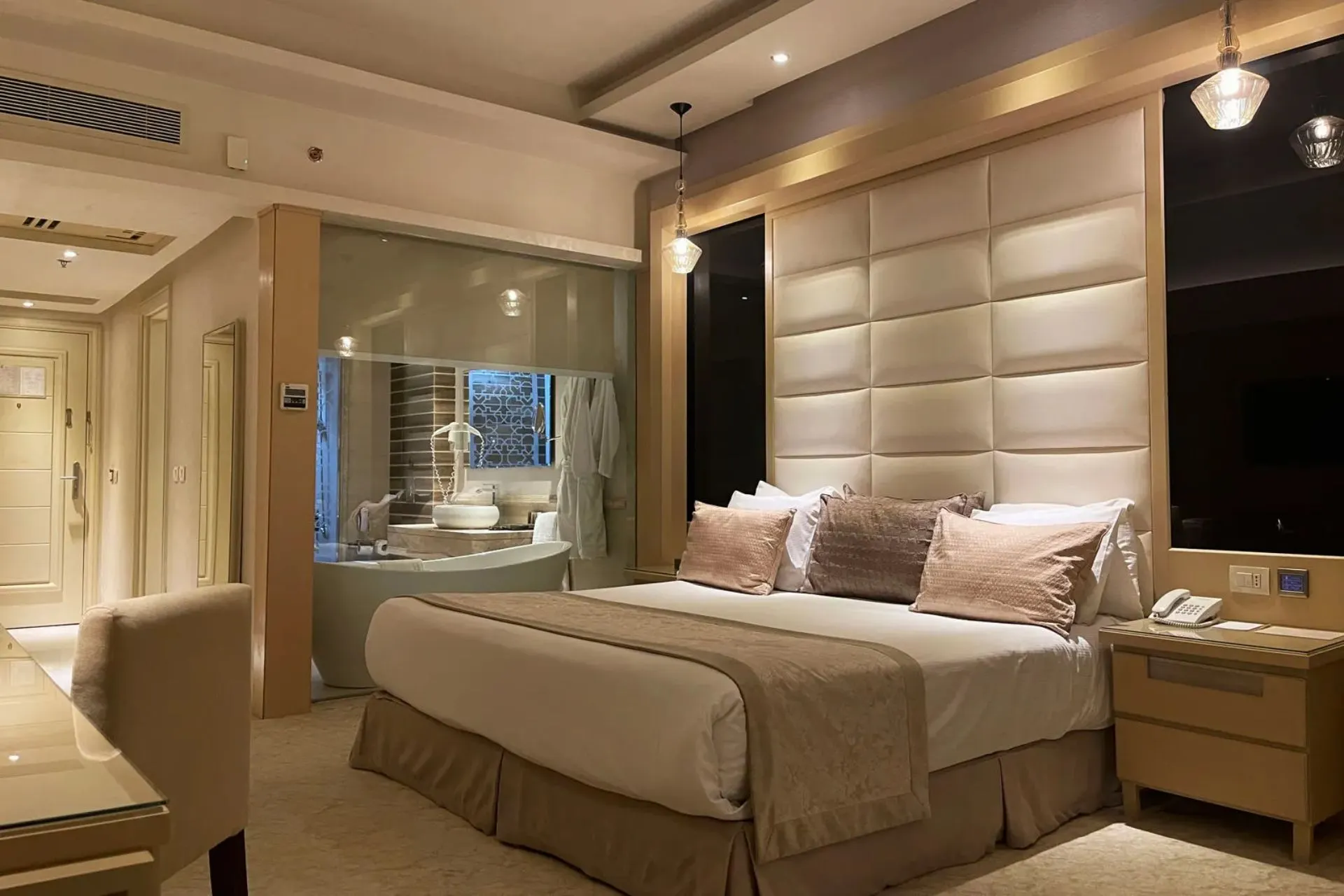 Luxe hotelkamer met jacuzzi in Kaisol Romance Resort, een adults‑only hotel aan de Rode Zee in Egypte.

