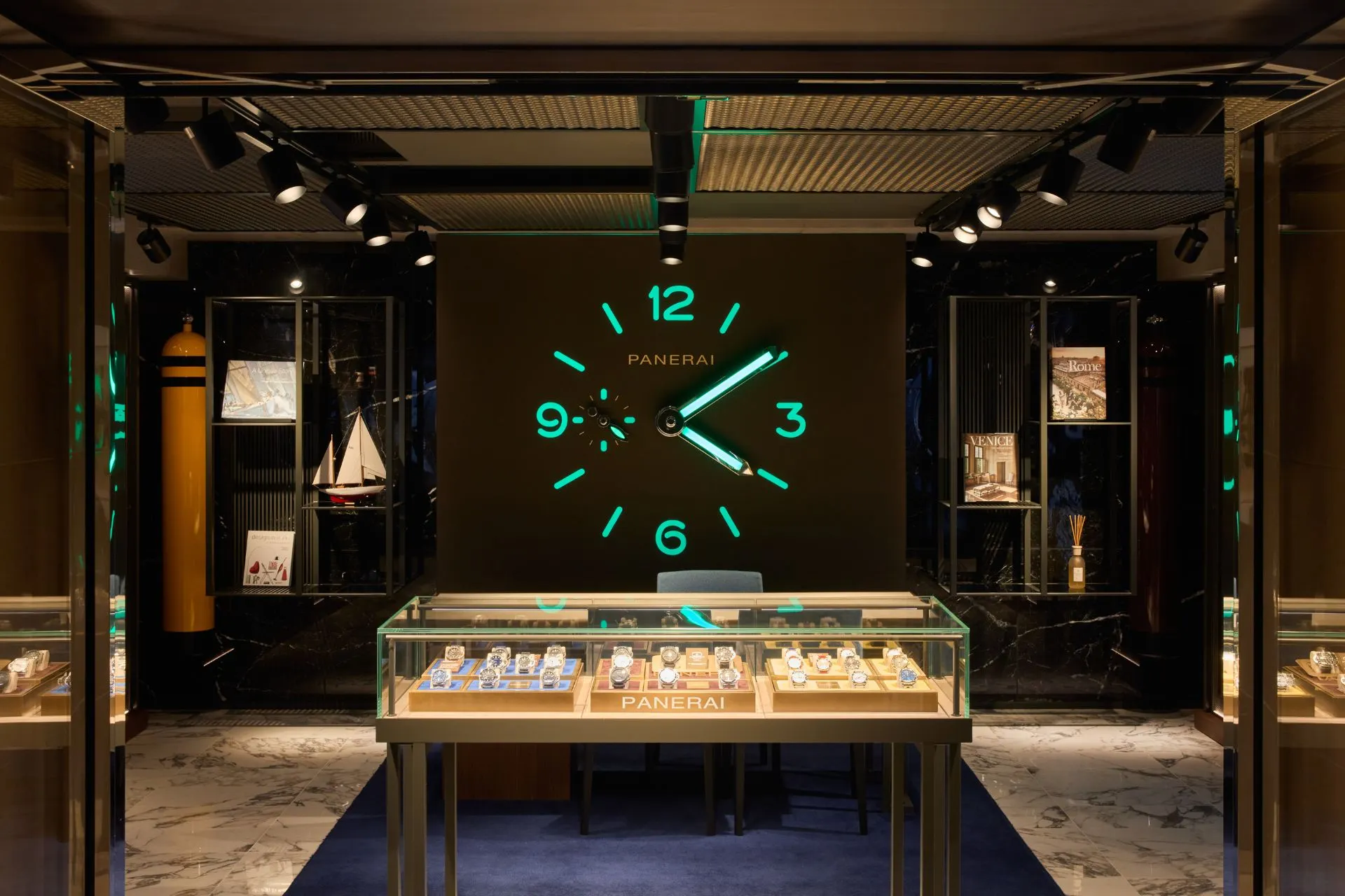 Explora boutique winkel met exclusieve Panerai horloges tijdens premium cruise.