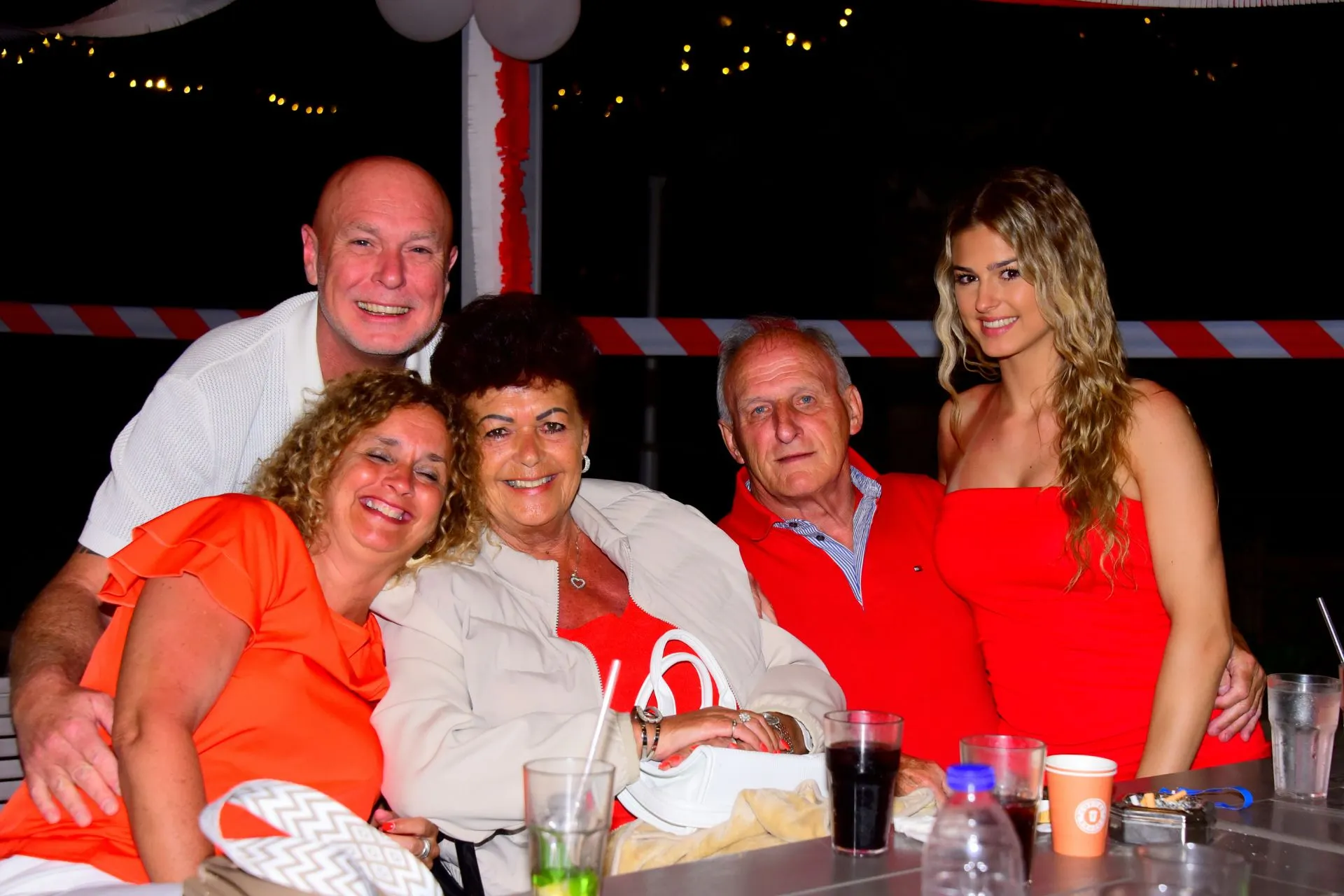 Deelnemers aan de artiestenreis in Turkije verzamelen zich tijdens een feestelijke avond in Sunmelia Beach Resort aan de Turkse Rivièra. Aan een sfeervol aangeklede tafel genieten reizigers van drankjes, live muziek en gezellig samenzijn. De combinatie van optredens, entertainment en persoonlijke ontmoetingen maakte deze groepsreis tot een onvergetelijke vakantie vol muziek en leuke herinneringen.
