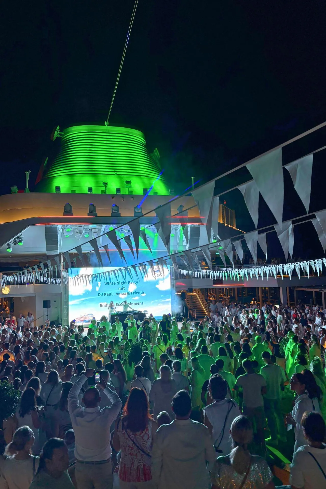 De White Night Party op de Mein Schiff Flow brengt honderden gasten samen voor een avond vol muziek, dans en entertainment onder de sterrenhemel. Op het centrale dek zorgen live-optredens, lichtshows en een feestelijke sfeer voor een van de hoogtepunten van de cruise. Deze populaire thema-avond laat zien hoe gezellig het leven aan boord kan zijn.