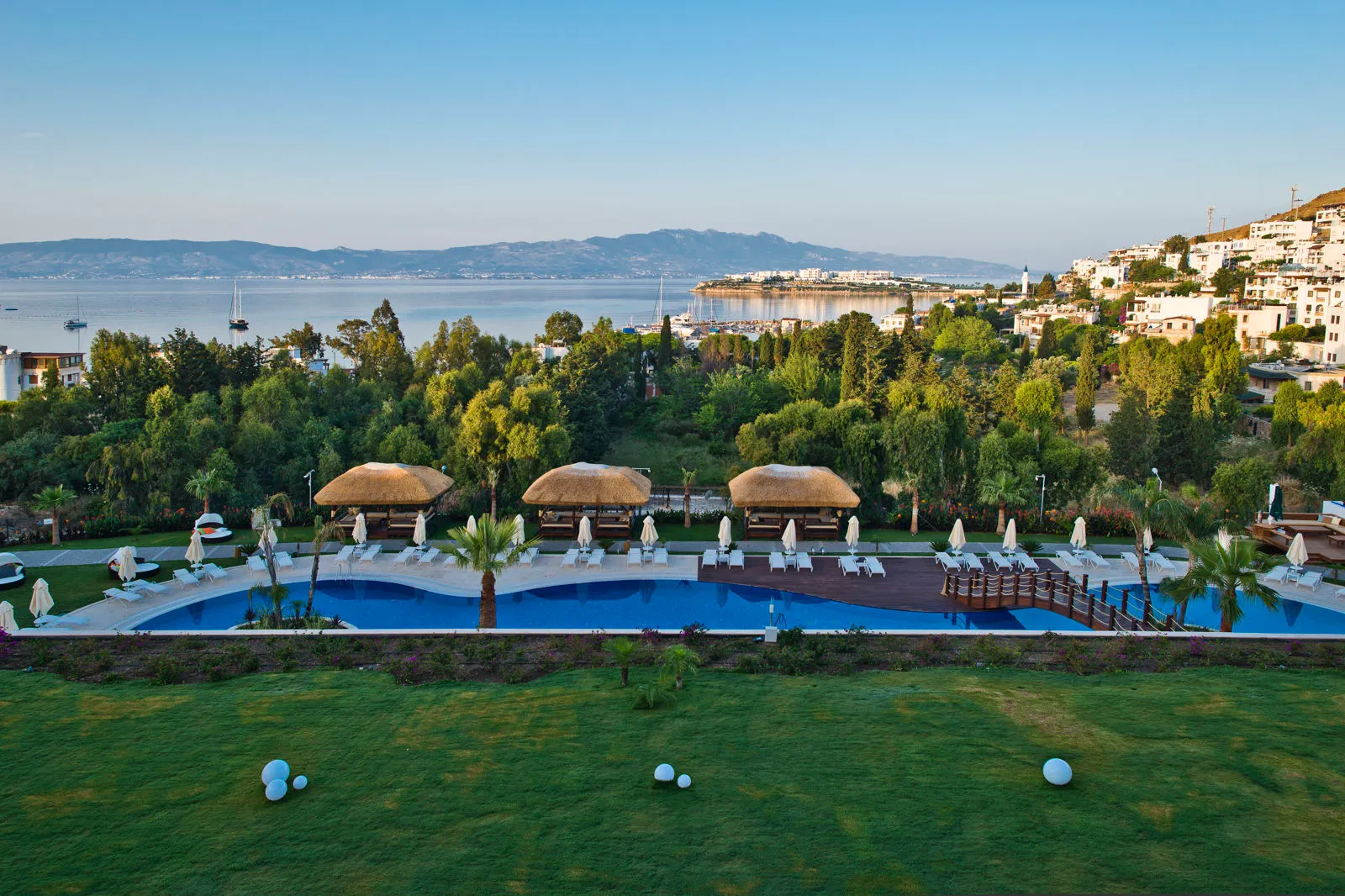 Bellazure Hotel
