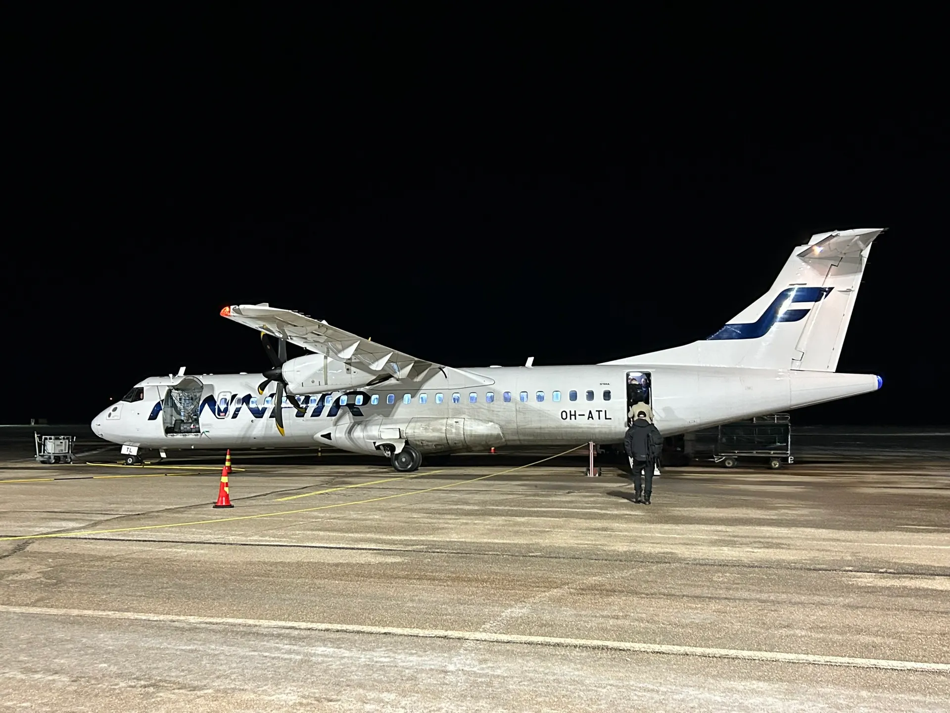 Wit vliegtuig van Finnair savonds gefotografeerd omdat ze terug gaan naar Nederland vanuit Findland.