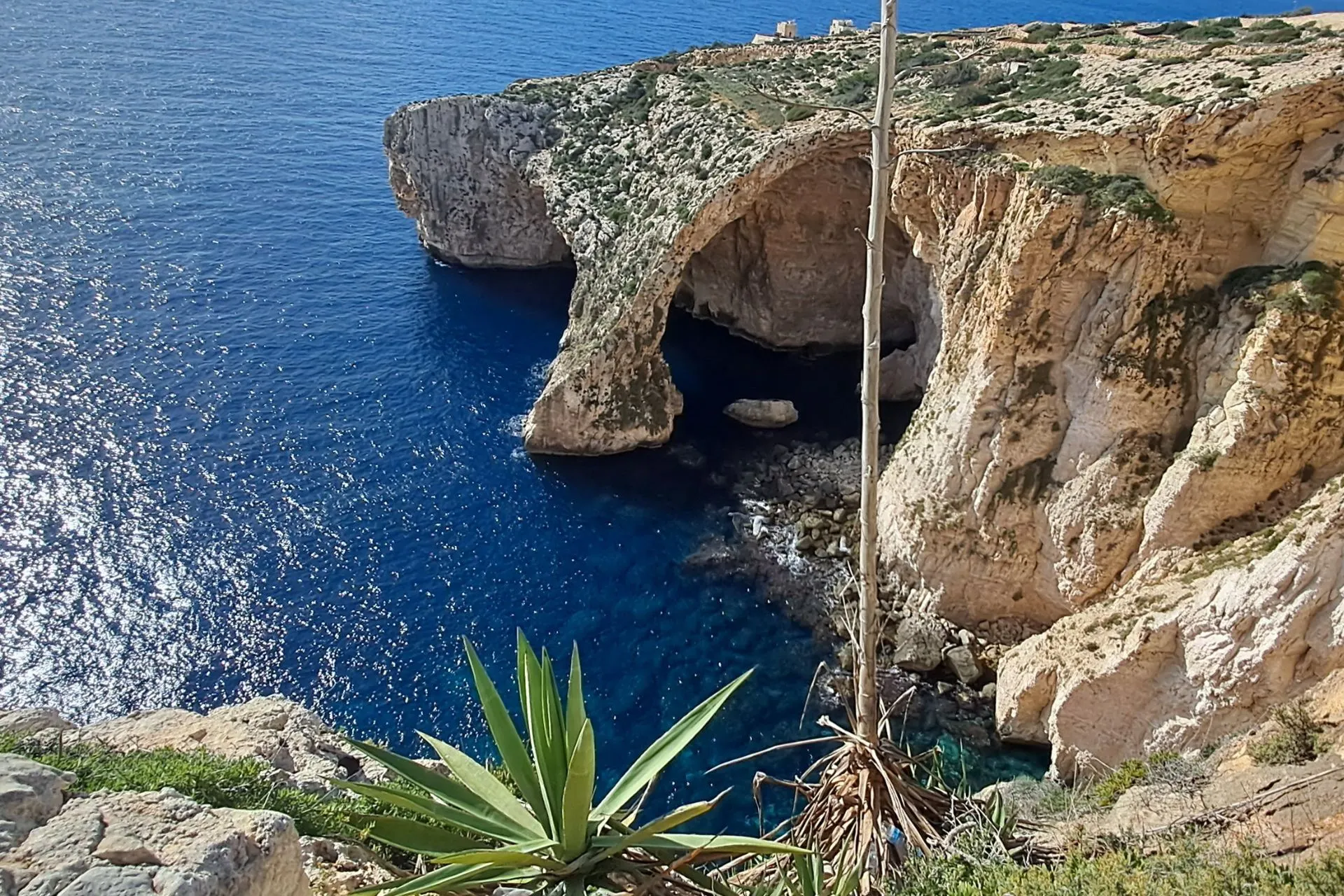 Prachtige rotsformaties in het water op Malta
