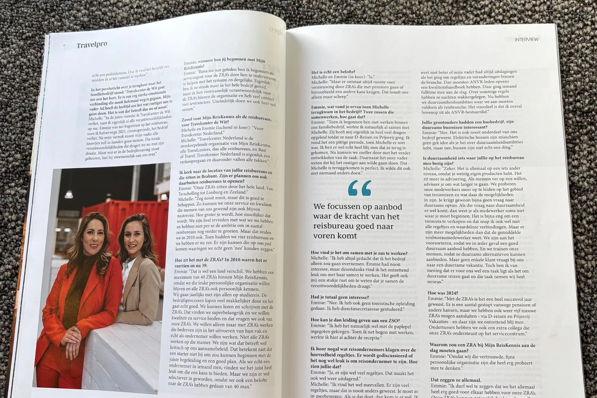 Opengeslagen magazine Travelpro met langwerpige foto van Michelle en Emmie.