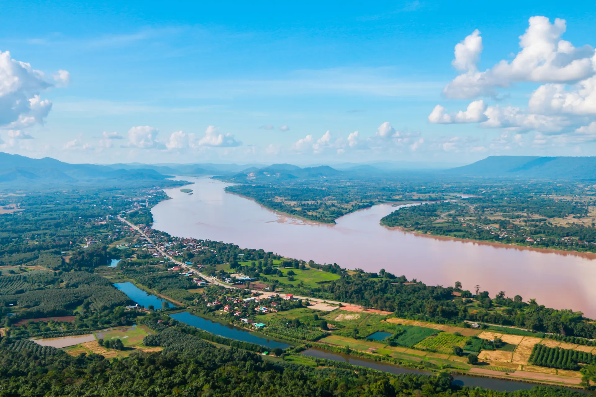 Scenic schip vaart rustig over de Mekong rivier omgeven door tropisch groen