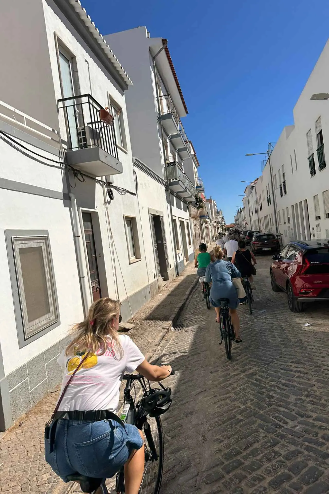 Fietstocht door de sfeervolle straatjes van Faro, een leuke manier om de historische stad te ontdekken.