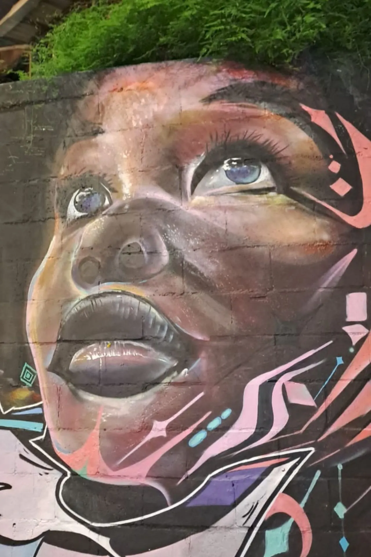 Muurschildering van een vrouw met een afro kapsel. 