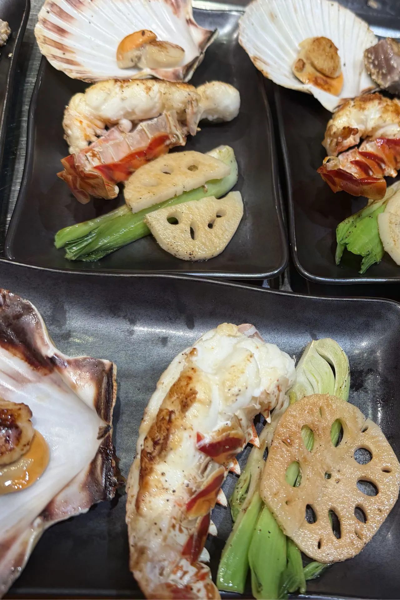 Luxe vis- en schaaldiergerecht geserveerd in Kaito Teppanyaki aan boord van de MSC Meraviglia

