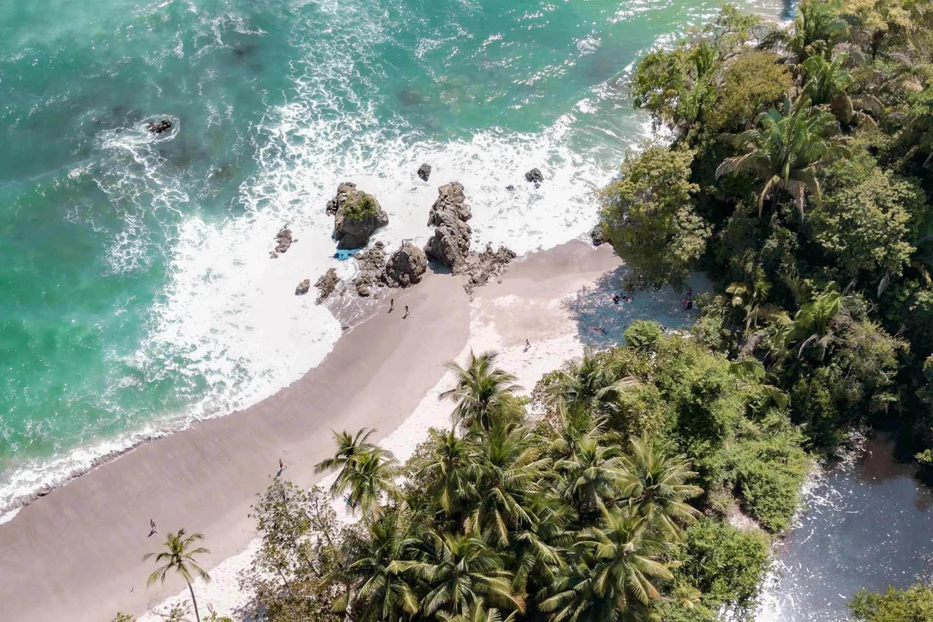 Schitterend uitzicht op de turquoise zee, witte stranden en palmbomen vanuit de lucht in Manuel Antonio, Costa Rica.