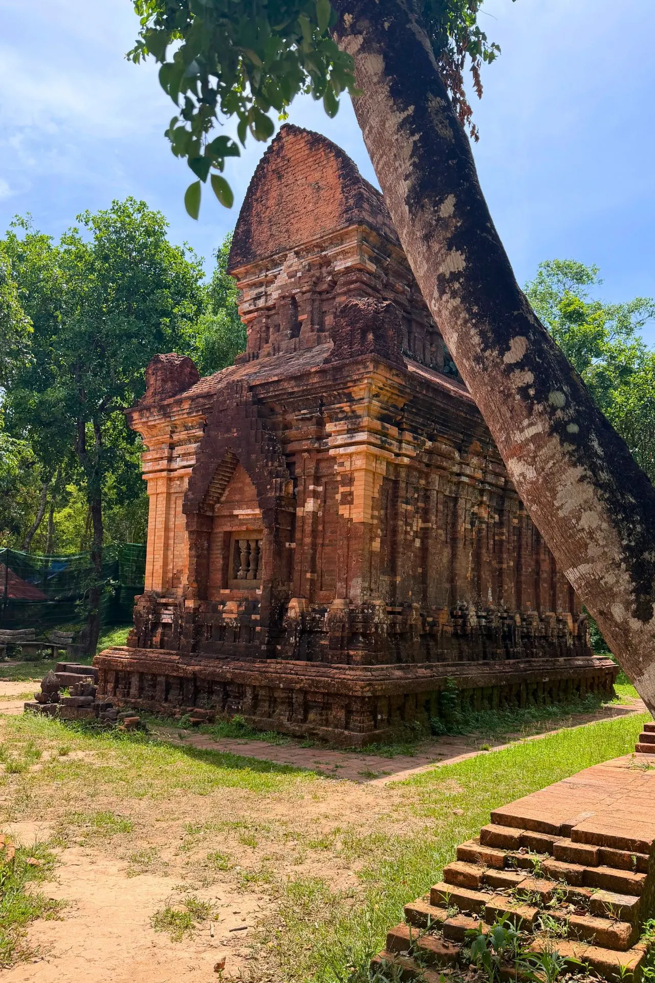 Indrukwekkende tempelruïne van Mỹ Sơn Sanctuary in Vietnam, gebouwd door het oude Champa-rijk. Het archeologische complex ligt midden in een groen landschap en biedt bezoekers een bijzonder inkijkje in de religieuze, culturele en historische geschiedenis van Vietnam.