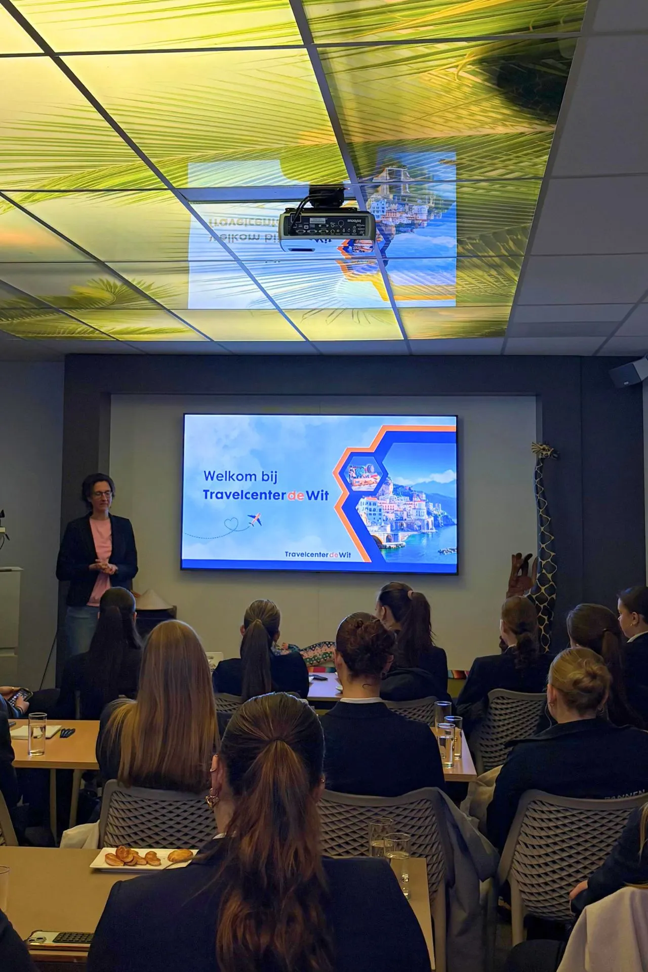 Presentatie tijdens een inspiratieavond van Travelcenter de Wit in het Experience Center in Veghel met volop reisinspiratie voor bezoekers.