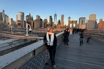Eva op de Brooklyn bridge in New York