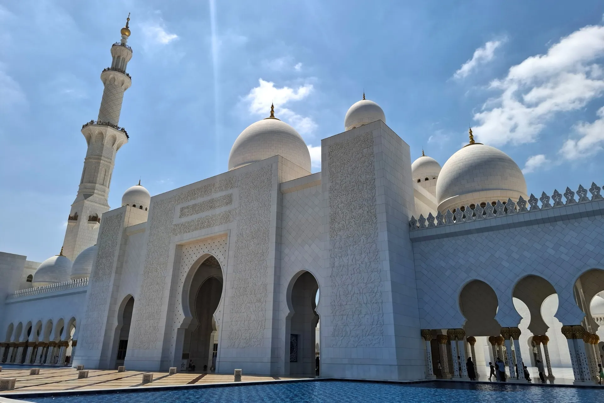 De prachtige witte Sjeikh Zayed Moskee in Abu Dhabi, omgeven door zacht, stralend licht.