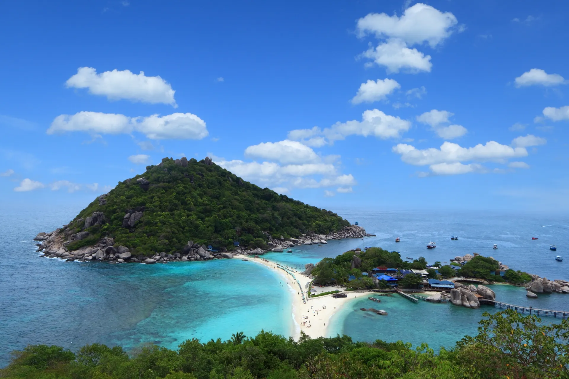 Helderblauwe zee met uitzicht op een weelderig groen eiland bij Koh Samui Thailand.