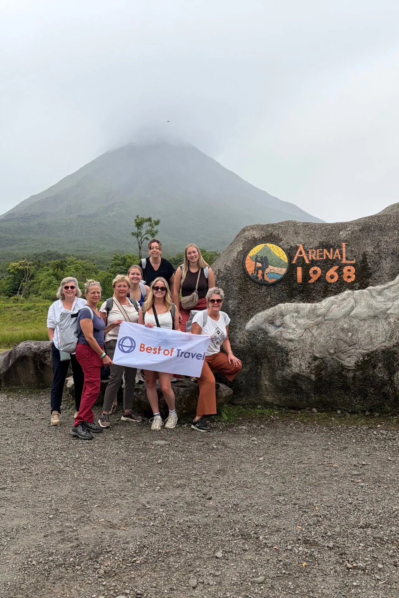 Deelnemers aan de Arenal 1968 Hike bij de Arenal-vulkaan in La Fortuna, Costa Rica. Deze bekende wandelroute biedt spectaculaire uitzichten op de vulkaan, oude lavavelden en de omliggende tropische natuur.
