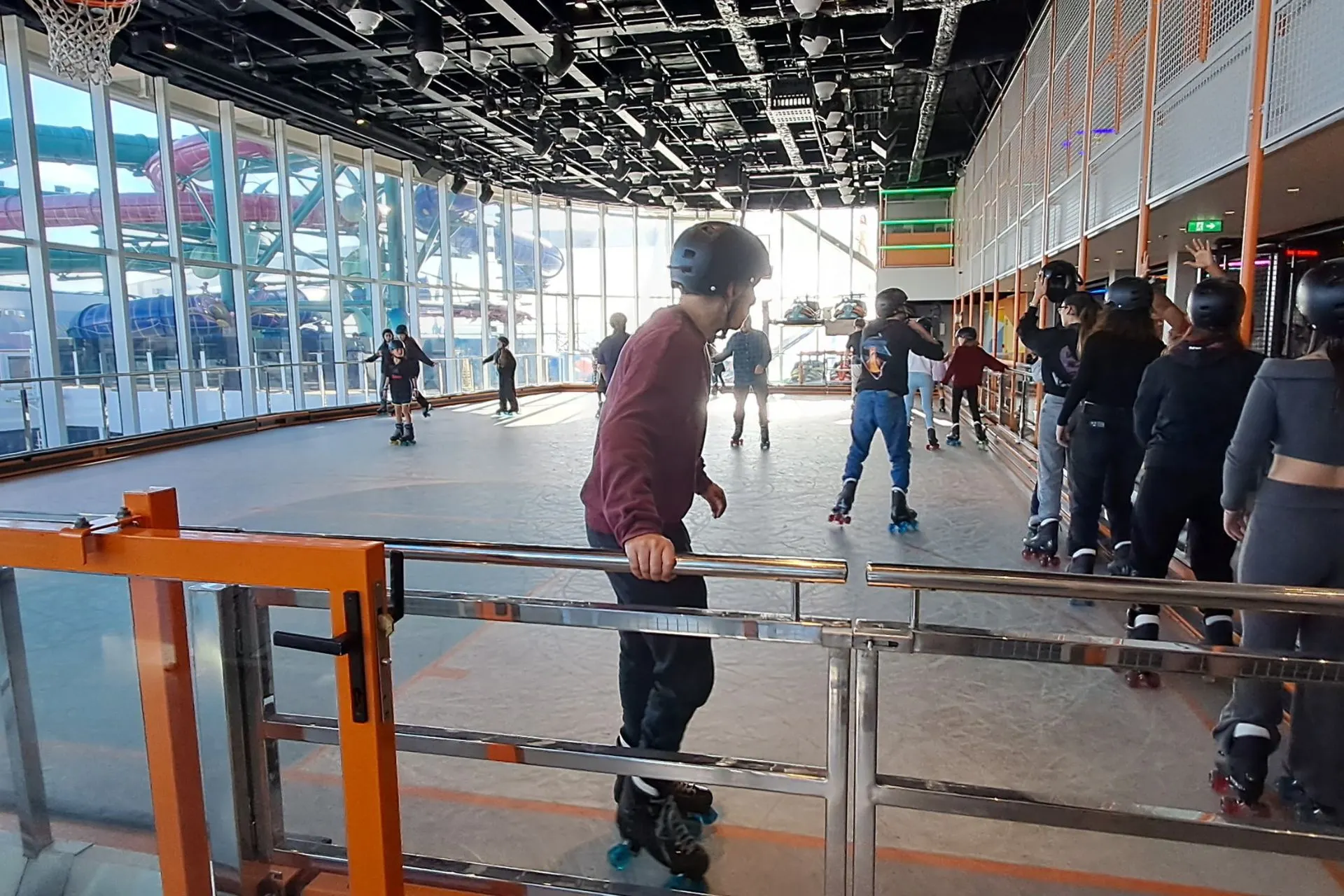Roller-skatebaan op een MSC Cruises schip, met grote ramen die uitzicht bieden op de zee.