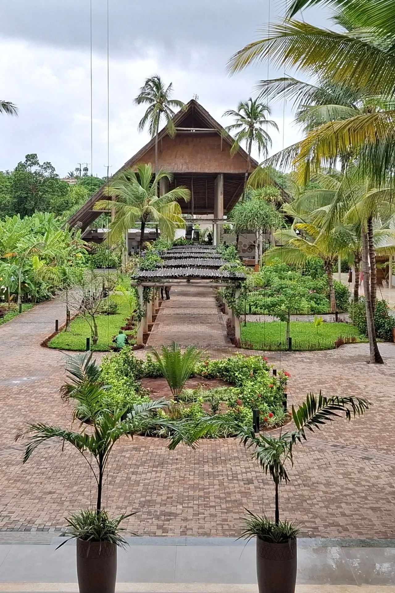 Tropische tuinen en de karakteristieke lobby van het Jaz Elite Aurora Beach Resort op Zanzibar. Palmbomen, verzorgde wandelpaden en een moderne architectuur zorgen voor een luxe uitstraling. Dit 5-sterrenresort aan de kust van Zanzibar biedt rust, comfort en uitstekende faciliteiten voor een ontspannen vakantie in Tanzania.