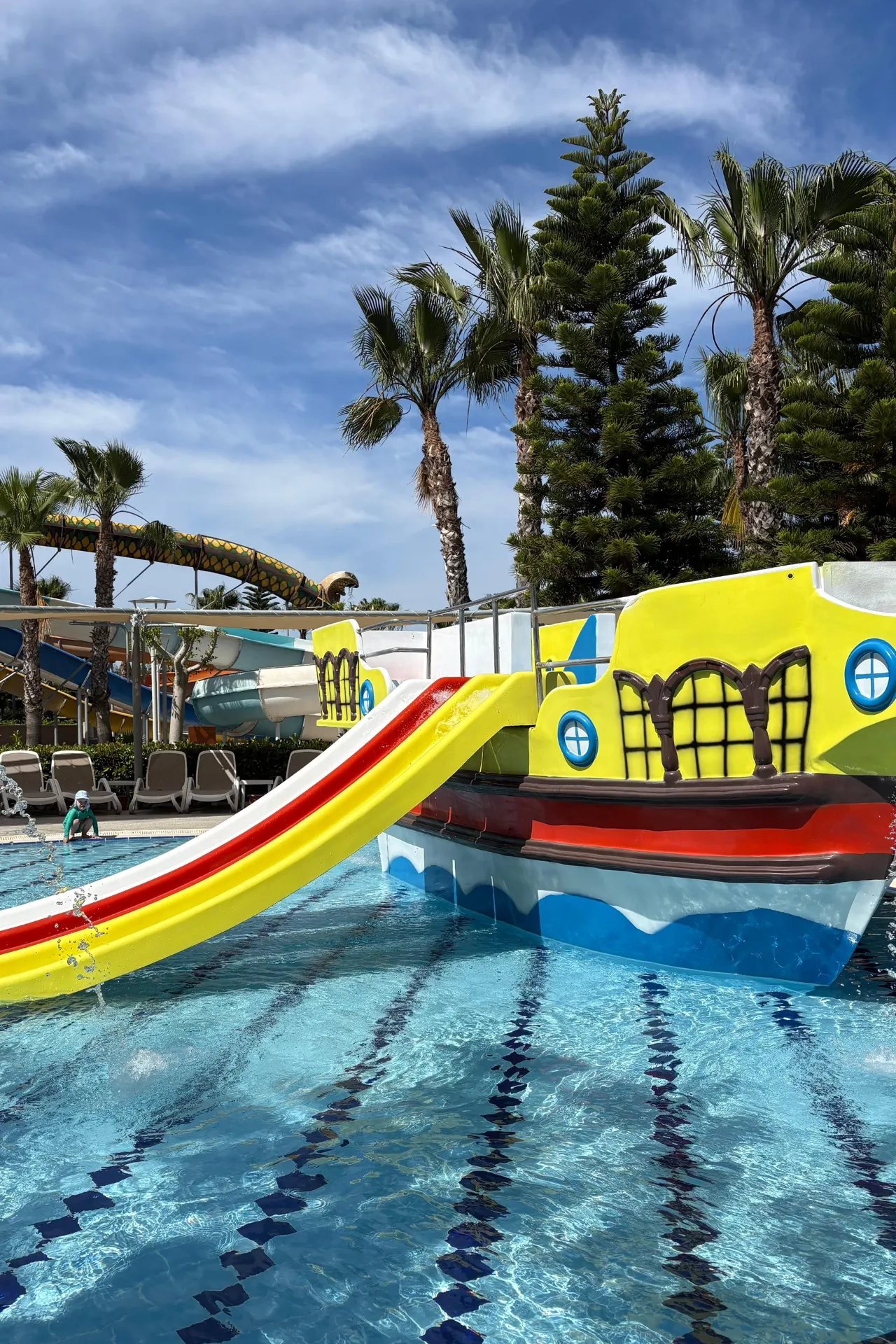 Kinderbad bij Sunmelia Beach Resort met een kleurrijk piratenschip, glijbaan en speeltoestellen in het water. Dit kindvriendelijke gedeelte van het resort in Turkije zorgt voor volop waterpret voor jonge vakantiegangers tijdens een ontspannen all inclusive gezinsvakantie aan zee.
