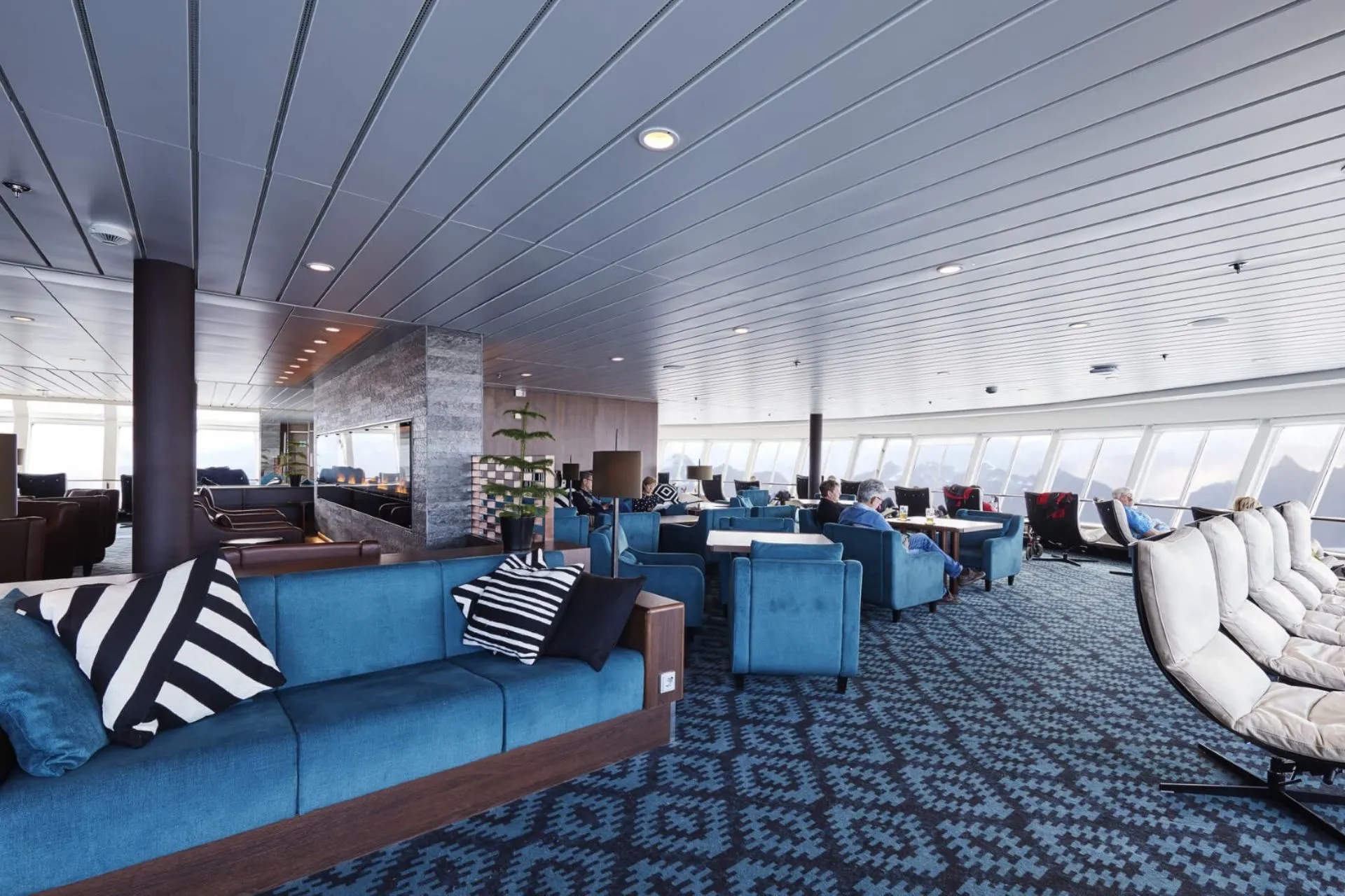 Comfortabele lounge aan boord van een Hurtigruten expeditie, onderdeel van een Hurtigruten cruise in Noorwegen met routes vanaf Bergen langs de Noorse kust.
