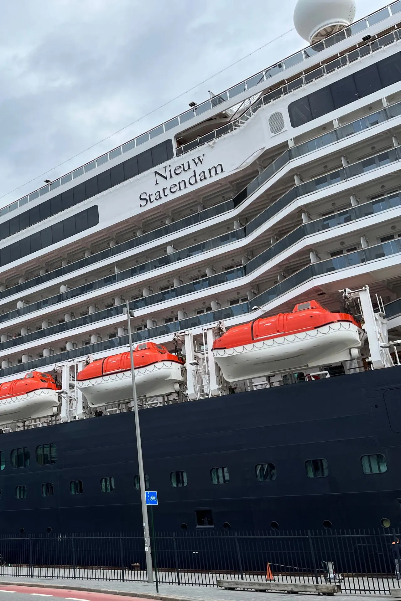 Zijaanzicht van het cruiseschip Nieuw Statendam van Holland America Line, met opvallende reddingsboten en een helder witte en zwarte romp