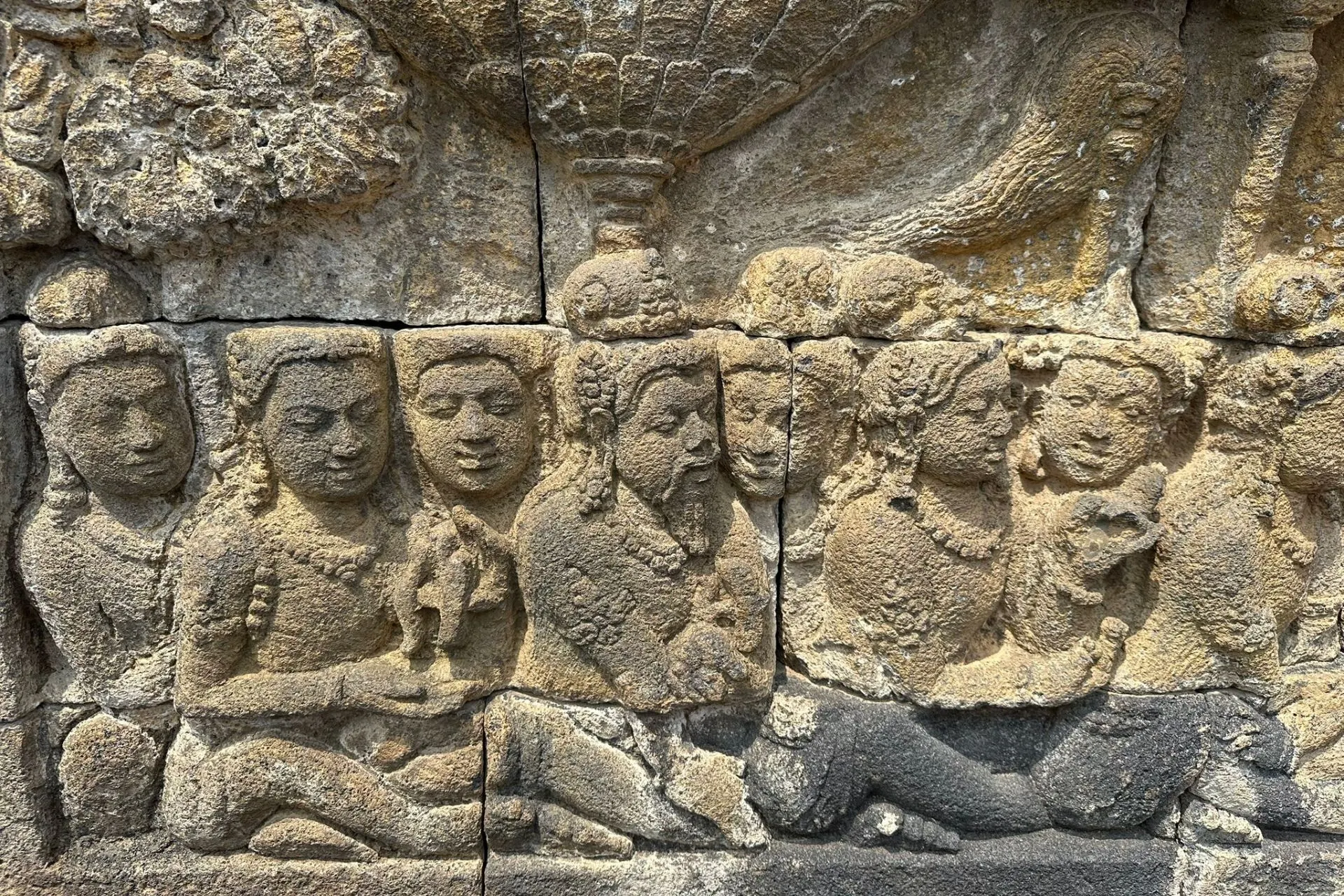 Close-up van de Borobudur-tempel op Java, Indonesië, met gedetailleerde boeddhistische beelden en architectuur.