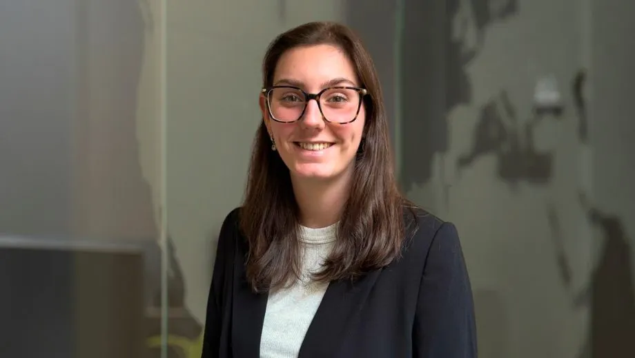 Jill Voets, marketingstagiaire bij Travelcenter de Wit, houdt ervan om nieuwe bestemmingen te ontdekken en is geïnteresseerd in cultuur en geschiedenis. Ze heeft verschillende landen bezocht, waaronder Italië, Oostenrijk en Spanje.