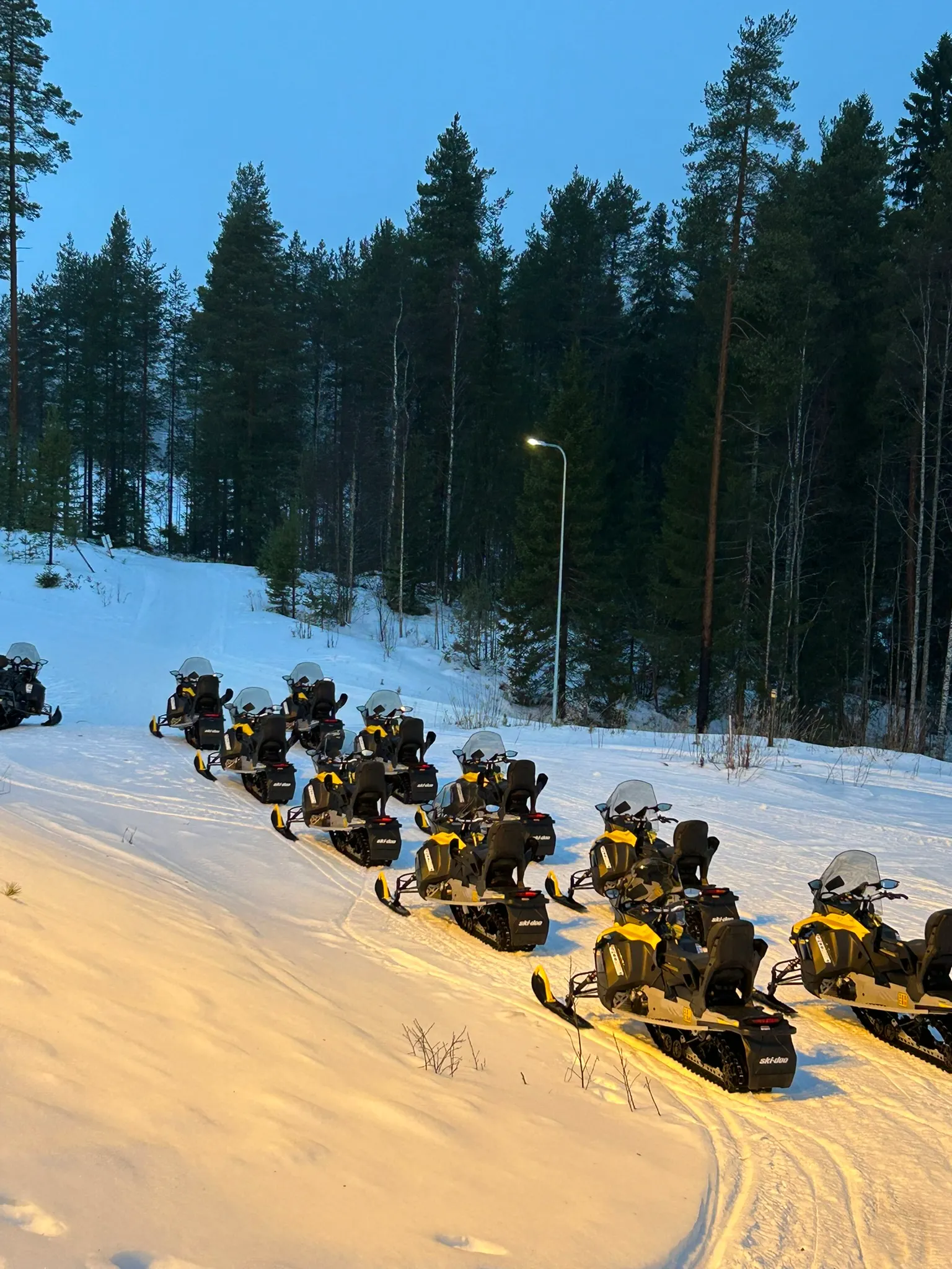 Sneeuwscooters in Finland tijdens een sneeuwsafari.