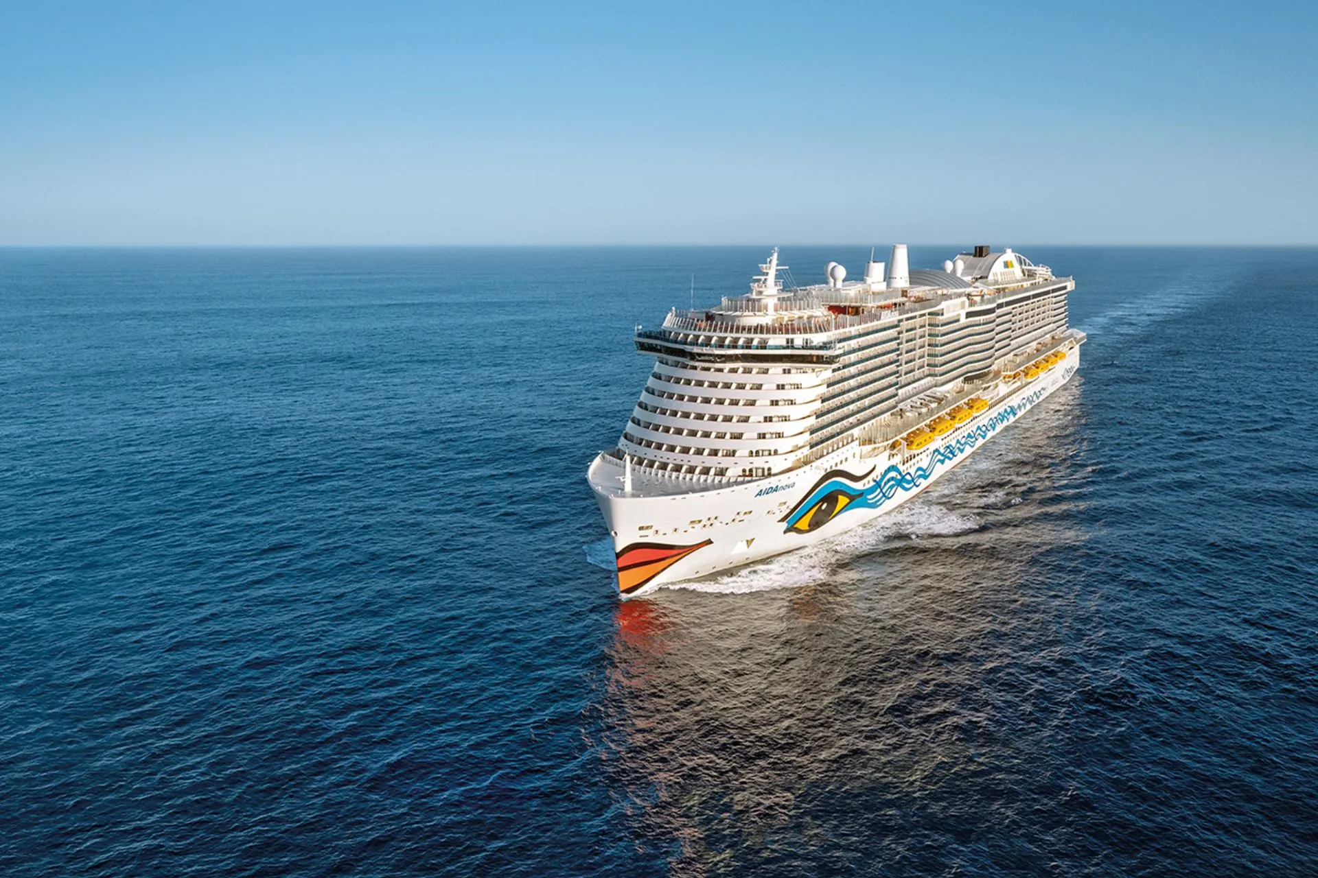 AIDAnova cruiseschip van AIDA Cruises op open zee, innovatief LNG-schip met duurzame technologie en moderne faciliteiten