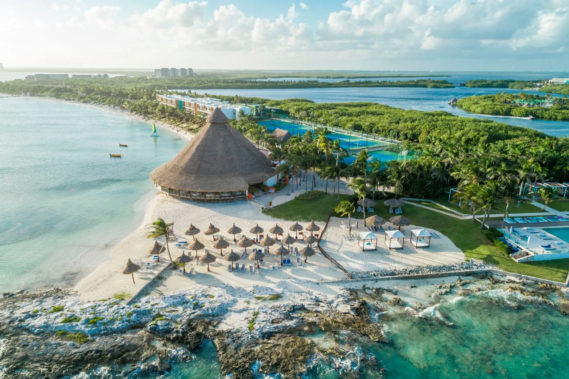 Club Med Cancun all-inclusive resort aan het strand met palmbomen, helderblauw water en luxe faciliteiten. Geniet van zonvakanties in Mexico met sportactiviteiten, wellness en gastronomische maaltijden.