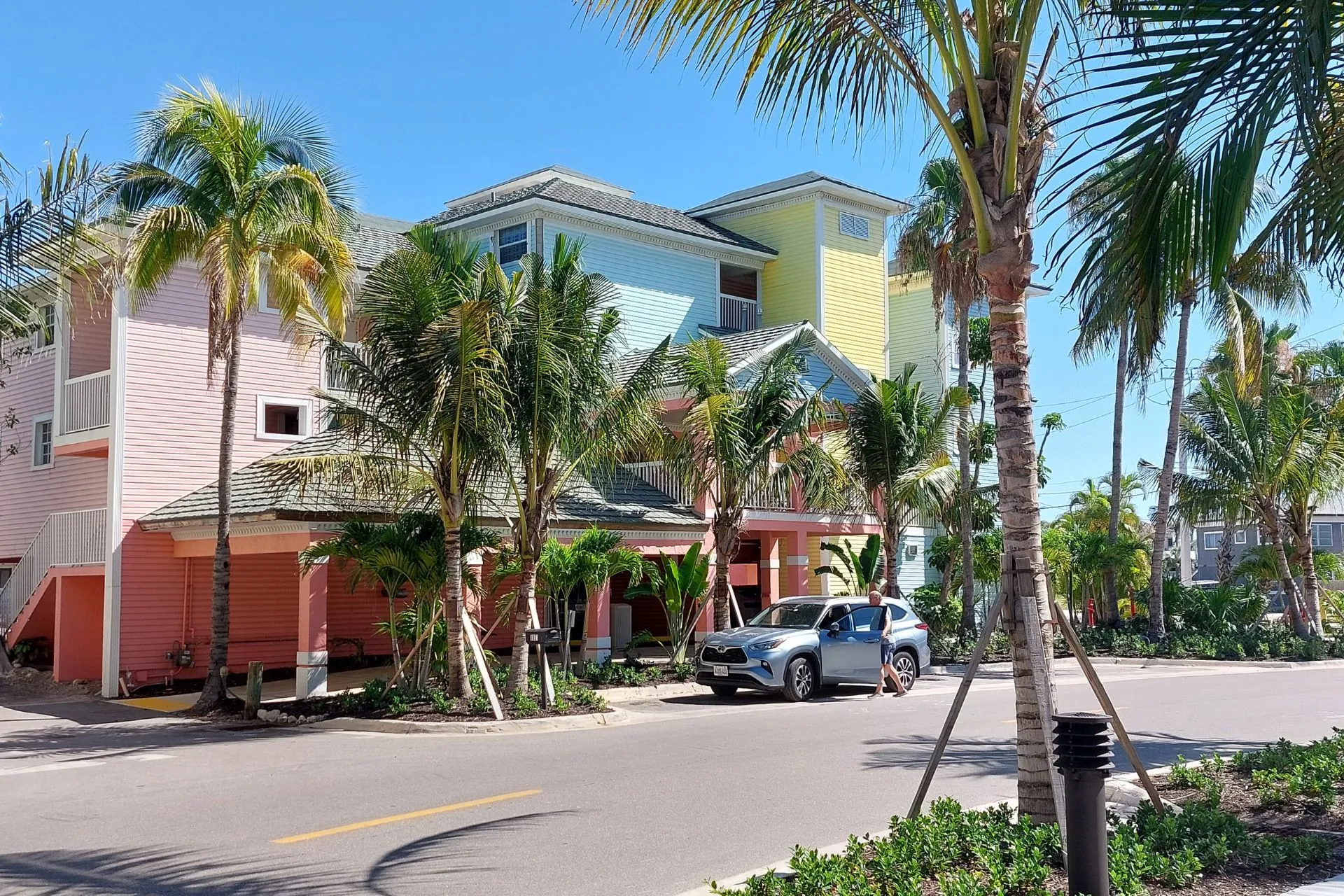 Tropische huizen in Fort Myers, met groene palmbomen en een zonnige achtergrond.