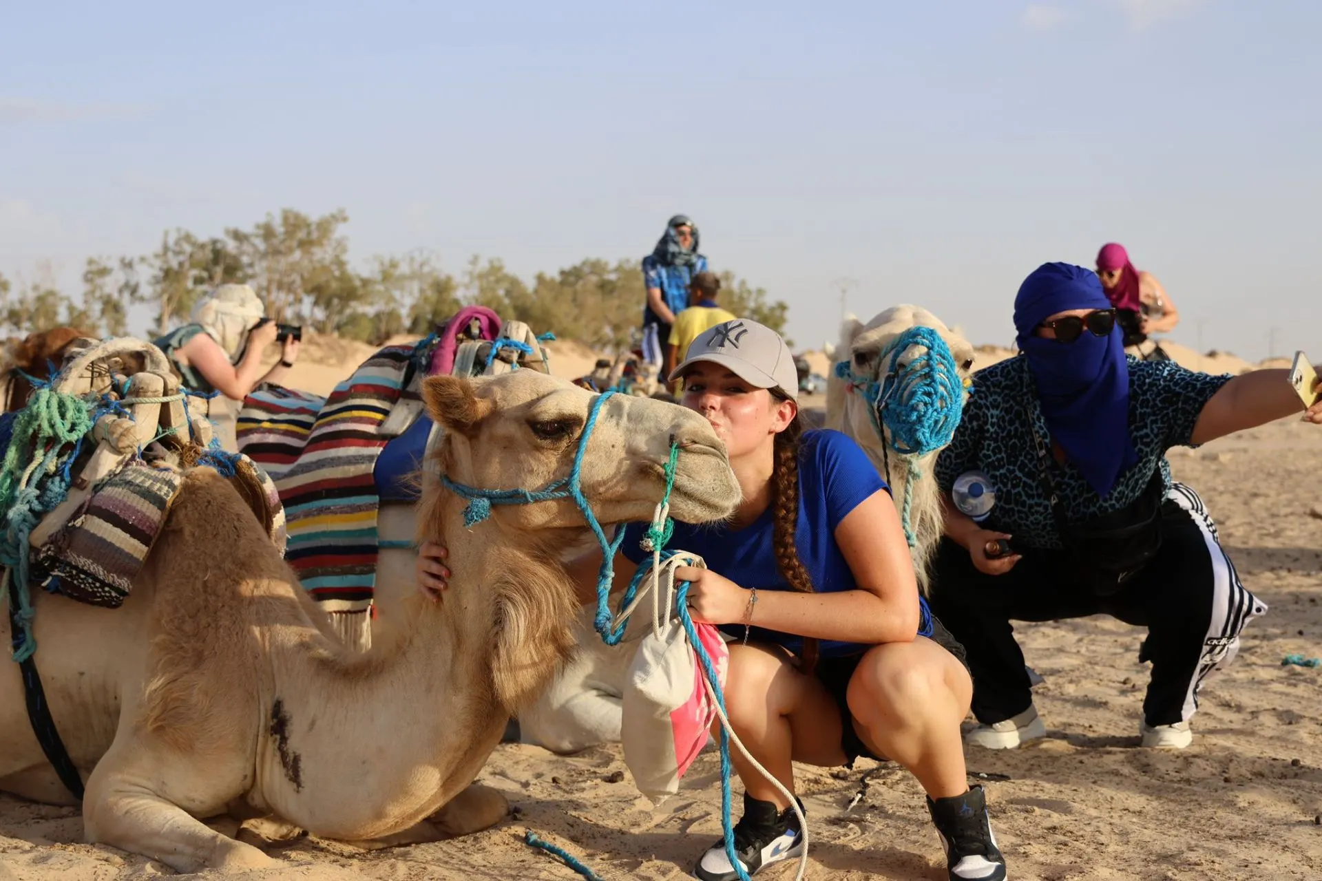 Tijdens een groepsreis door Tunesië maken reizigers kennis met het woestijnlandschap en de lokale cultuur. Een kamelentocht door de Sahara behoort tot de populairste excursies van het land. Onder begeleiding van een lokale gids ontdek je indrukwekkende zandvlaktes, traditionele gebruiken en bijzondere bezienswaardigheden.