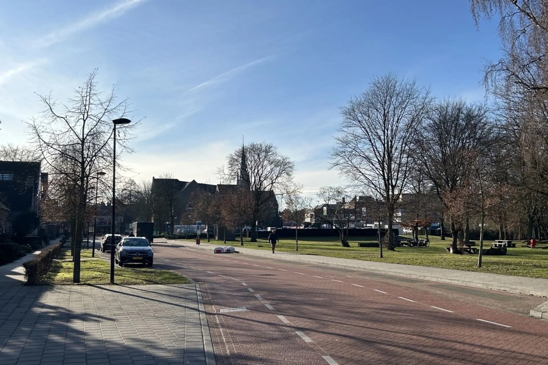 Parkeerplaatsen bij Travelcenter de Wit in Asten aan de Margrietstraat. Ideale locatie om je auto te parkeren als je langskomt om je vakantie te boeken of reisadvies in te winnen.