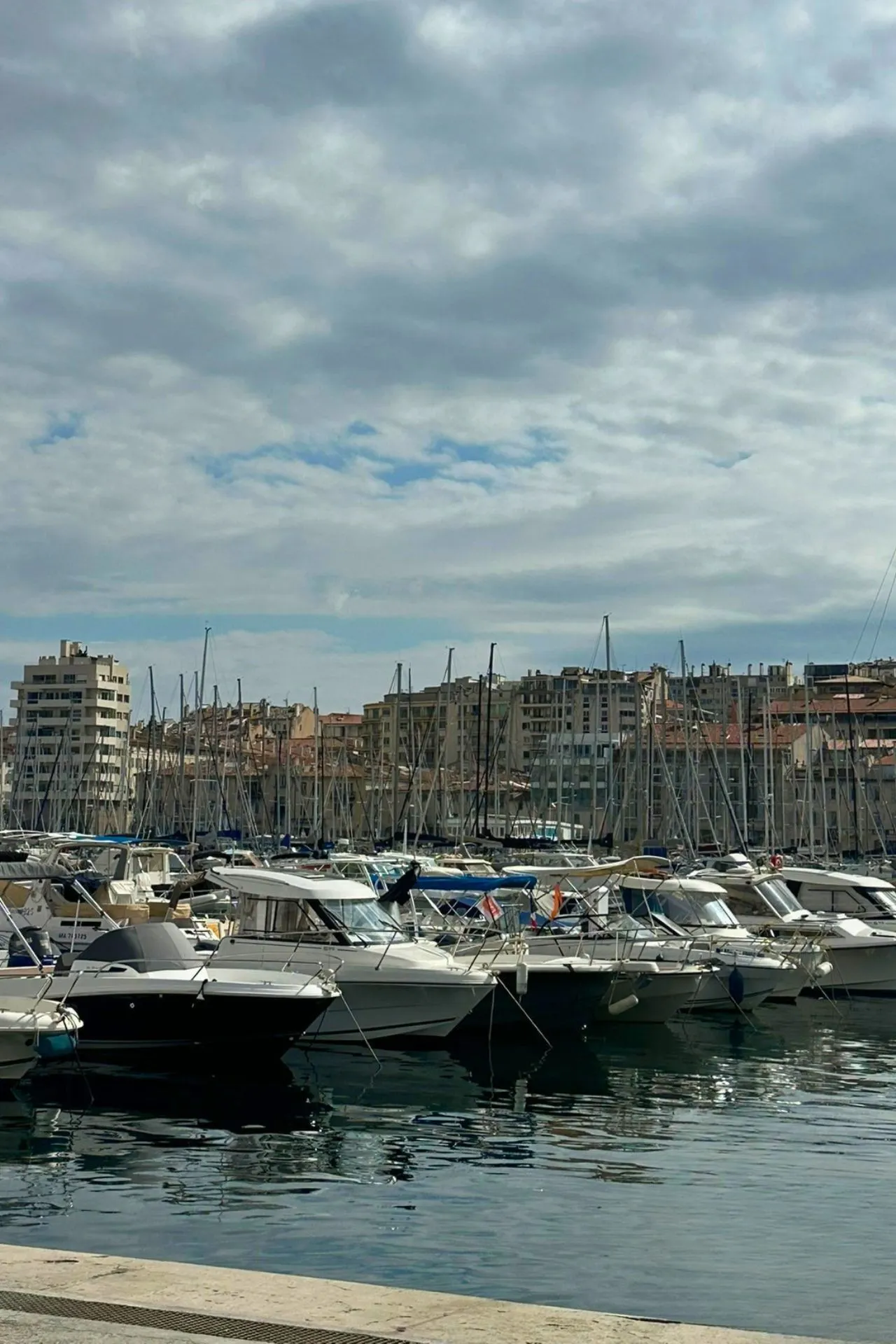 Jachthaven van Marseille met boten tijdens een cruise‑stop met de Costa Toscana
