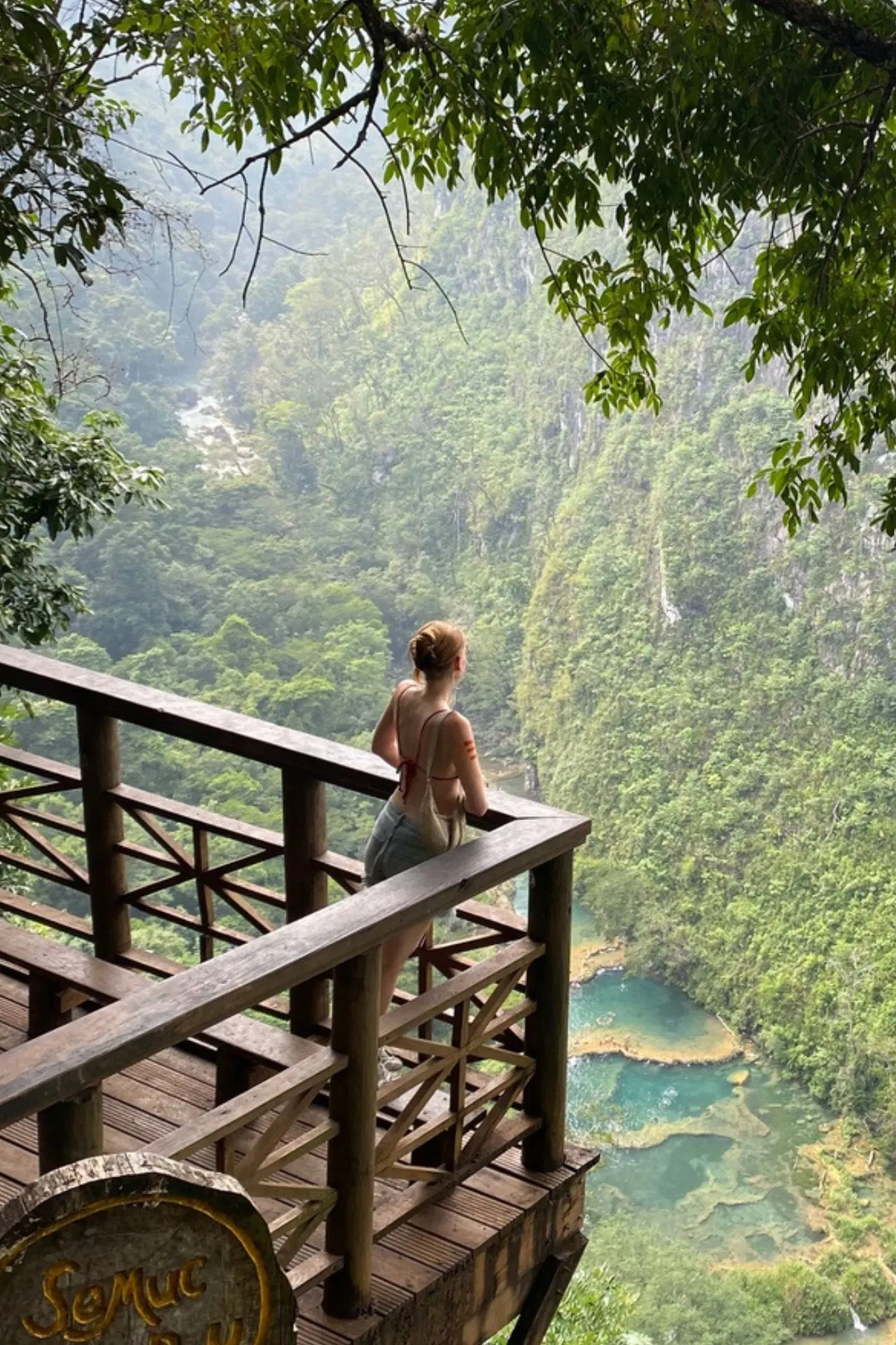 Uitzicht vanaf het mirador over de turquoise natuurlijke zwembaden van Semuc Champey in de jungle van Guatemala.