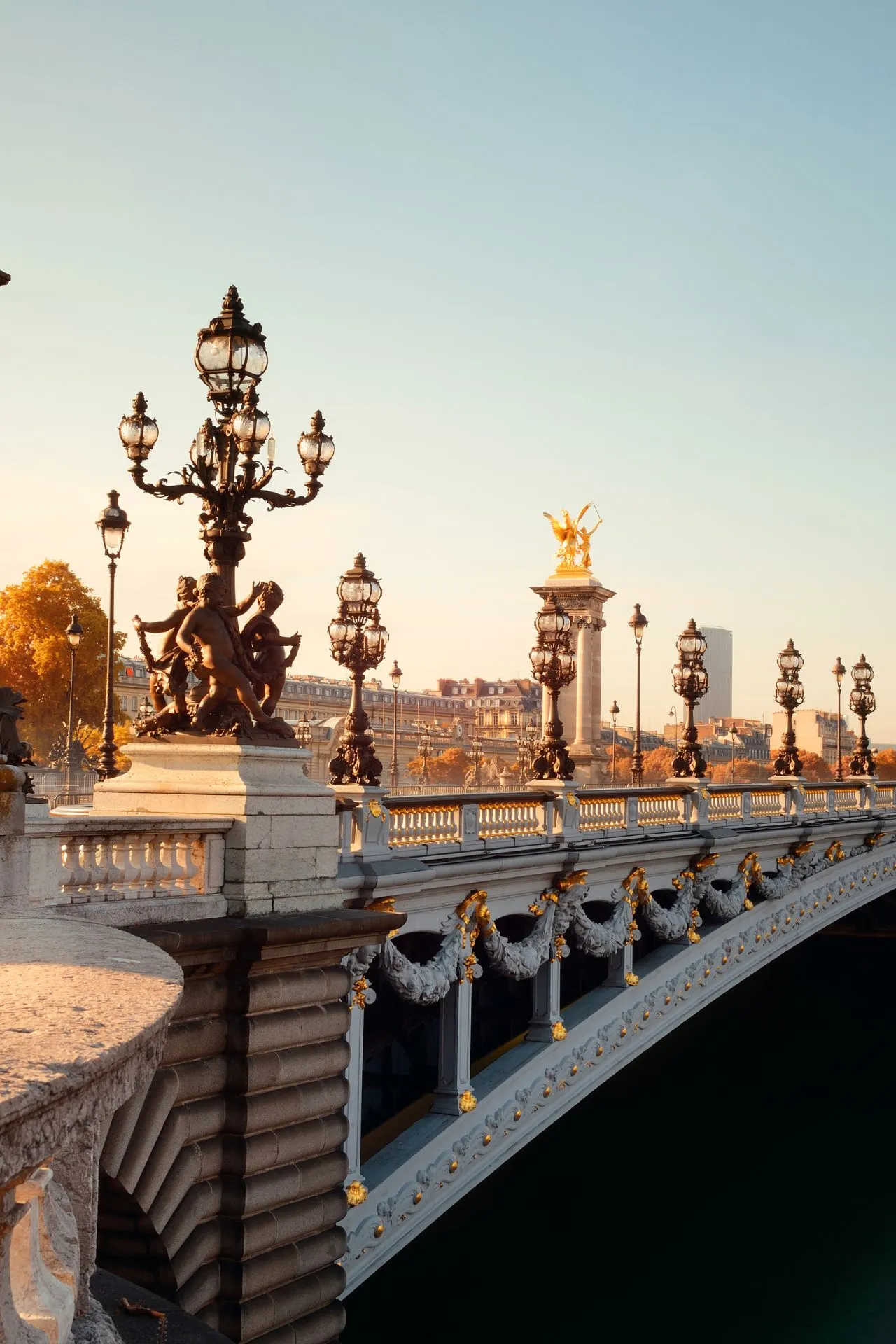 De Pont Neuf, de oudste brug van Parijs, steekt majestueus over de rivier de Seine en biedt een prachtig uitzicht op de stad.