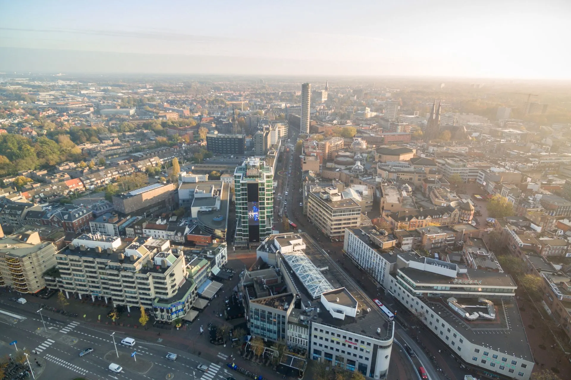 Een indrukwekkende luchtfoto van Eindhoven met een panoramisch uitzicht over de stad. Vliegen vanaf Eindhoven biedt een snelle en gemakkelijke start voor je reis, met tal van bestemmingen vanaf Eindhoven Airport.