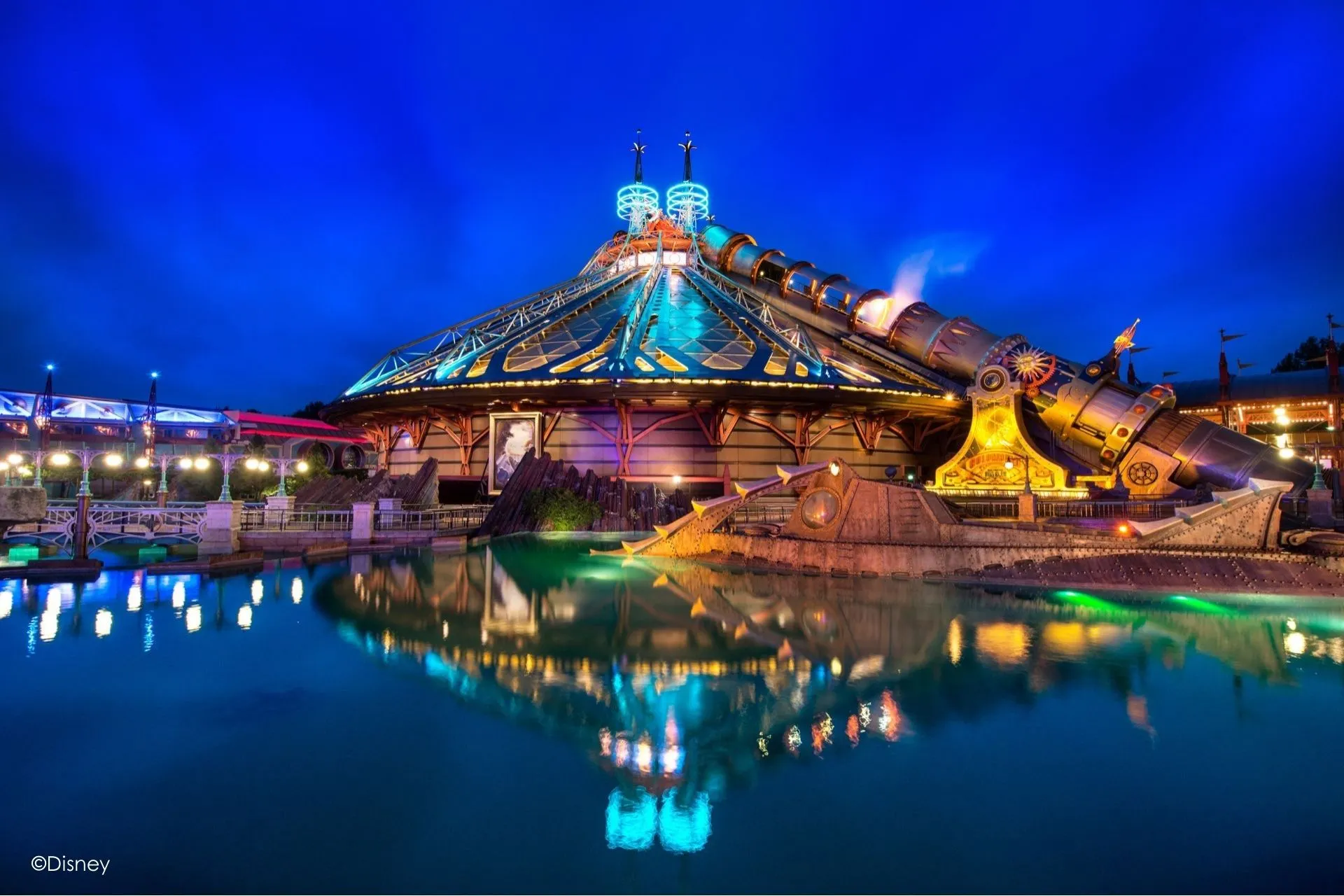 De iconische attractie Star Wars Hyperspace Mountain in Disneyland Parijs, sfeervol verlicht in de avond. Beleef een spannende vakantie naar Disneyland en ontdek deze spectaculaire achtbaan vol ruimteavonturen. Boek een Disneyland Parijs arrangement met hotel en entree inbegrepen en ervaar magie en adrenaline in één!