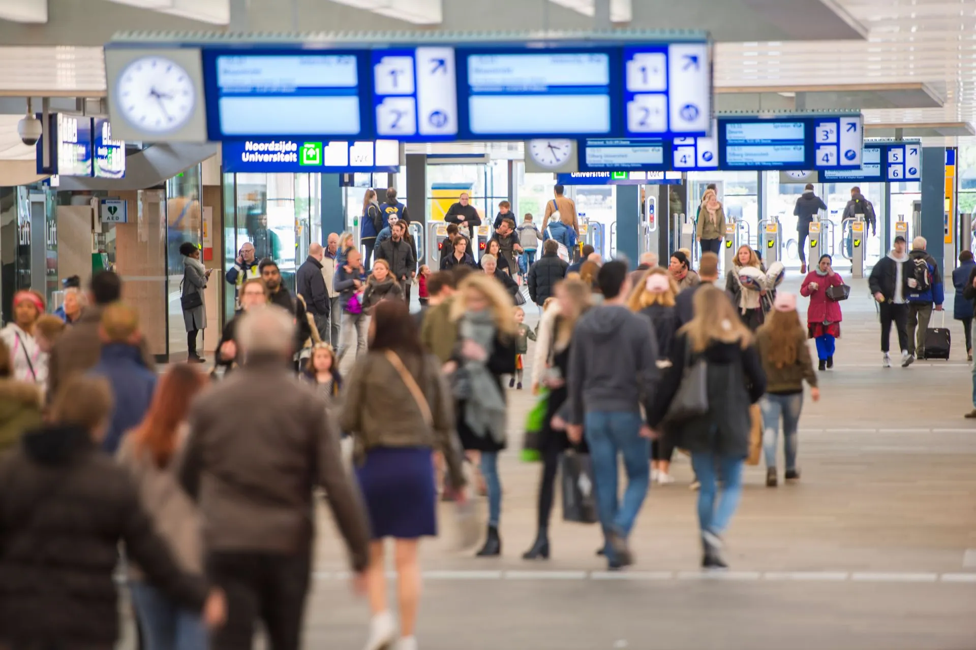 Drukte op Eindhoven Centraal Station, een belangrijke toegangspoort voor reizen via Eindhoven Airport. De bereikbaarheid van de luchthaven is uitstekend met trein en bus, waardoor vliegen vanaf Eindhoven een handige keuze is. Vanaf het station reis je eenvoudig naar vluchten vanaf Eindhoven Airport, met een breed aanbod aan goedkope vluchten en diverse bestemmingen. Een snelle verbinding maakt vertrek vanaf luchthaven Eindhoven extra comfortabel.