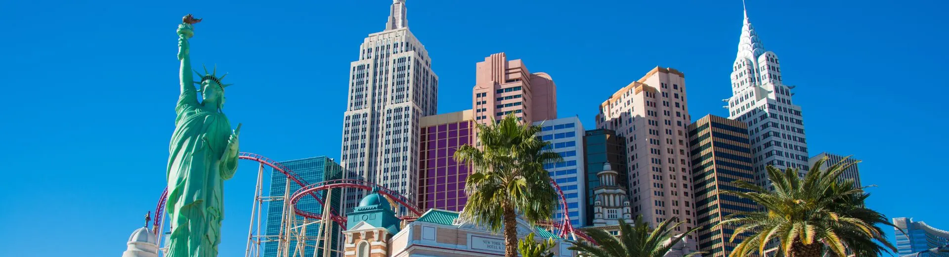 Panoramisch uitzicht op de Las Vegas Strip bij nacht en de Golden Gate Bridge in San Francisco bij zonsondergang – twee iconische bestemmingen in het westen van de VS.