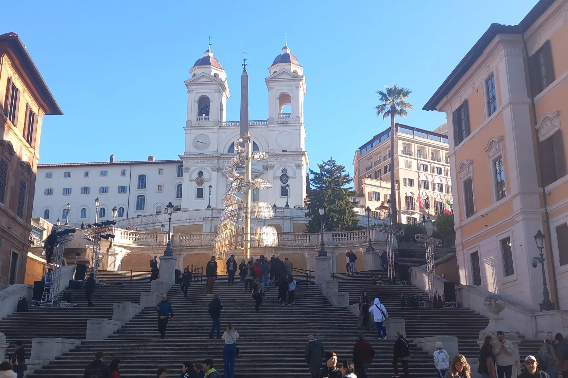 De Spaanse Trappen in Rome, met bovenaan de Trinità dei Monti-kerk en een gouden kerstdecoratie.